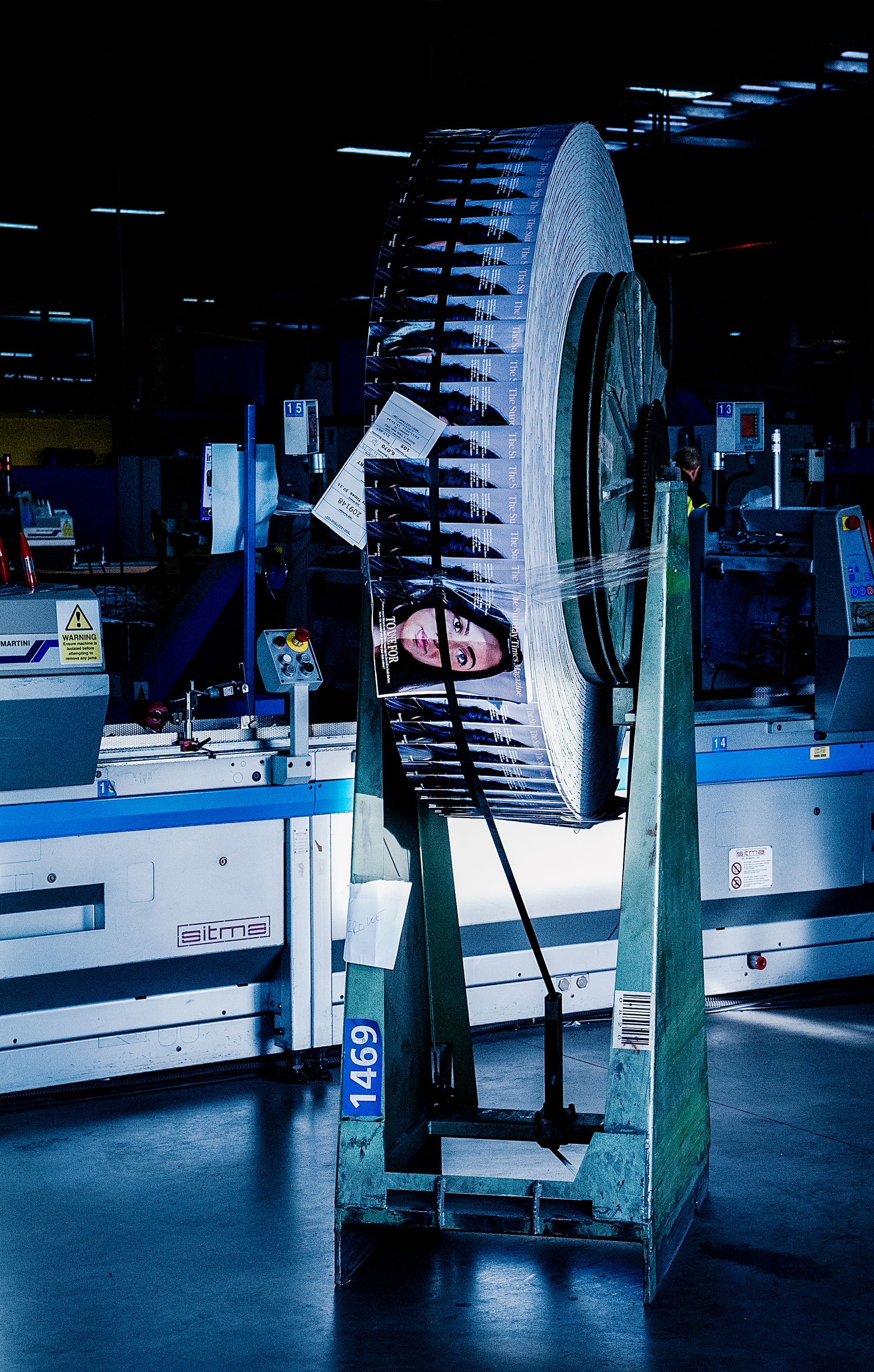 Große Papierrollen in Druckerei Liverpool, blaue Zeitungsrollen mit Etiketten für Zeitschriften- und Zeitungsdruck, foto von Jenny Jacoby