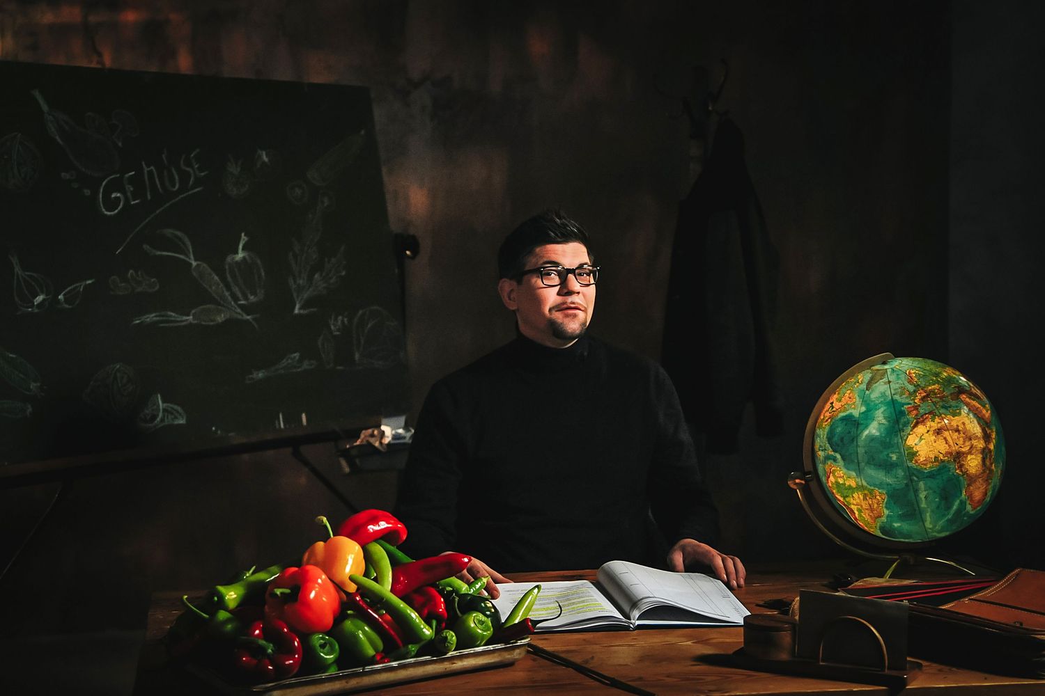 Fernsehkoch Tim Mälzer bei einer Filmproduktion. Er kocht vegetarisch, ohne Fleisch, nur Gemüse. Jetzt gibt`s Gemüse. Foto von Jenny Jacoby