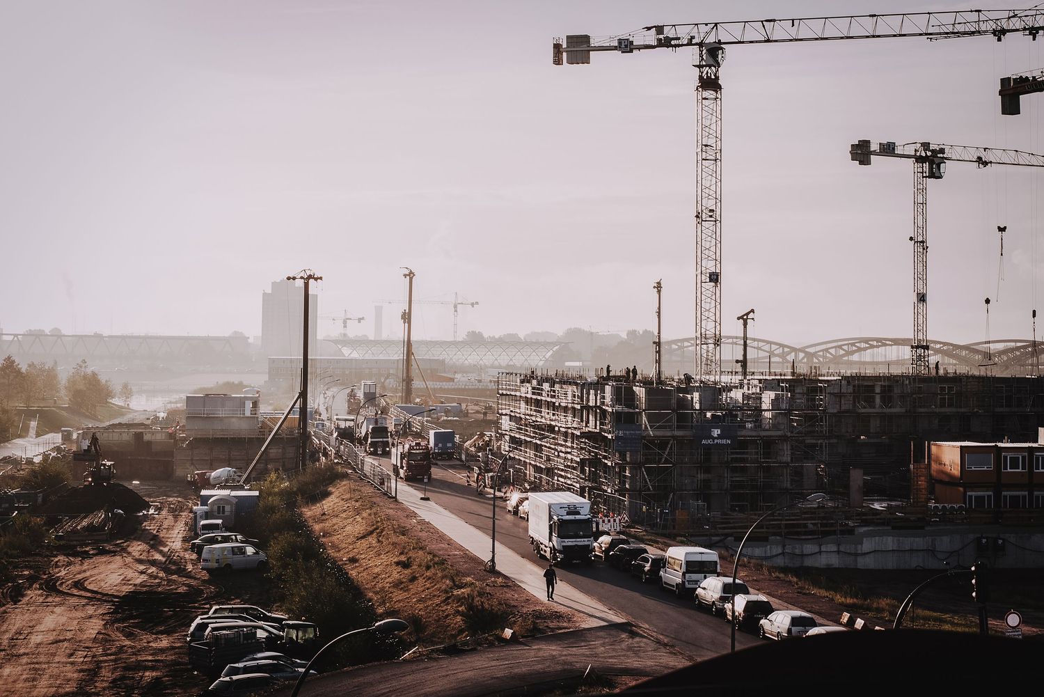 Großbaustelle Hamburger HafenCity mit Baukränen und Rohbauten, urbanes Entwicklungsprojekt im Hamburger Hafen, fotografiert von Jenny Jacoby