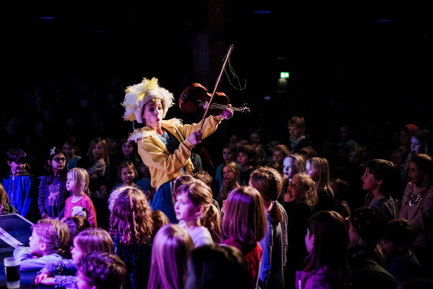 Kinderkonzert von Eule findet den Beat in der Fabrik in Hamburg, begeisterte Kinder neben der Bühne, kaputte Geige, foto von Jenny Jacoby