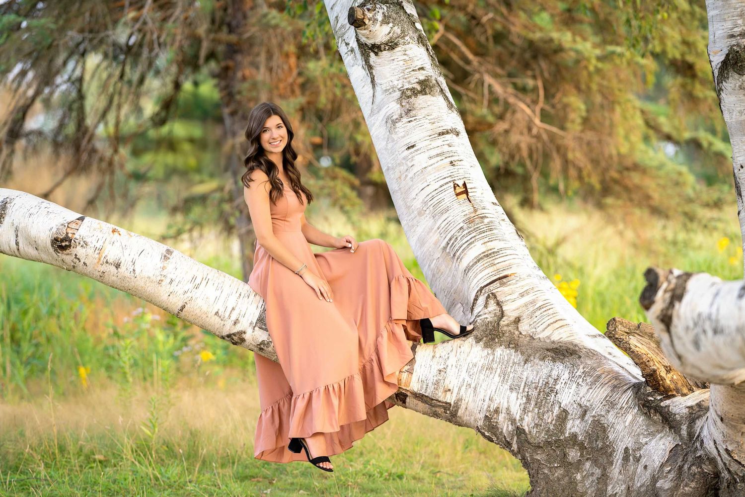 Natural light senior girl portraits in a Grand Rapids park setting by Carmen Marie Photography.