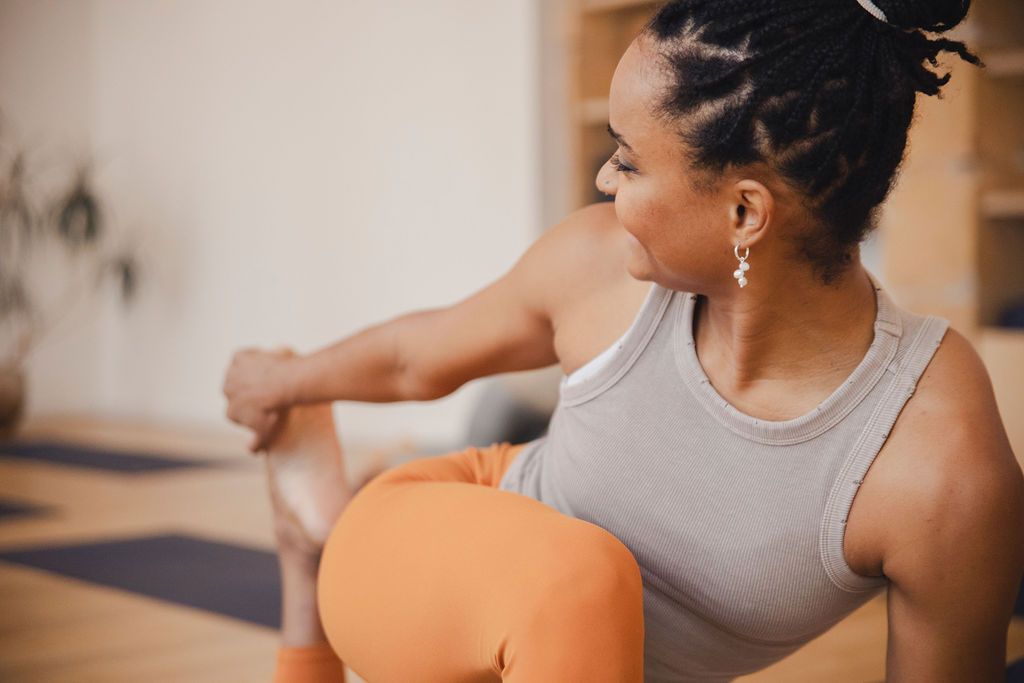 Elève faisant du stretching durant un cours de yoga au sein de la salle Prana.