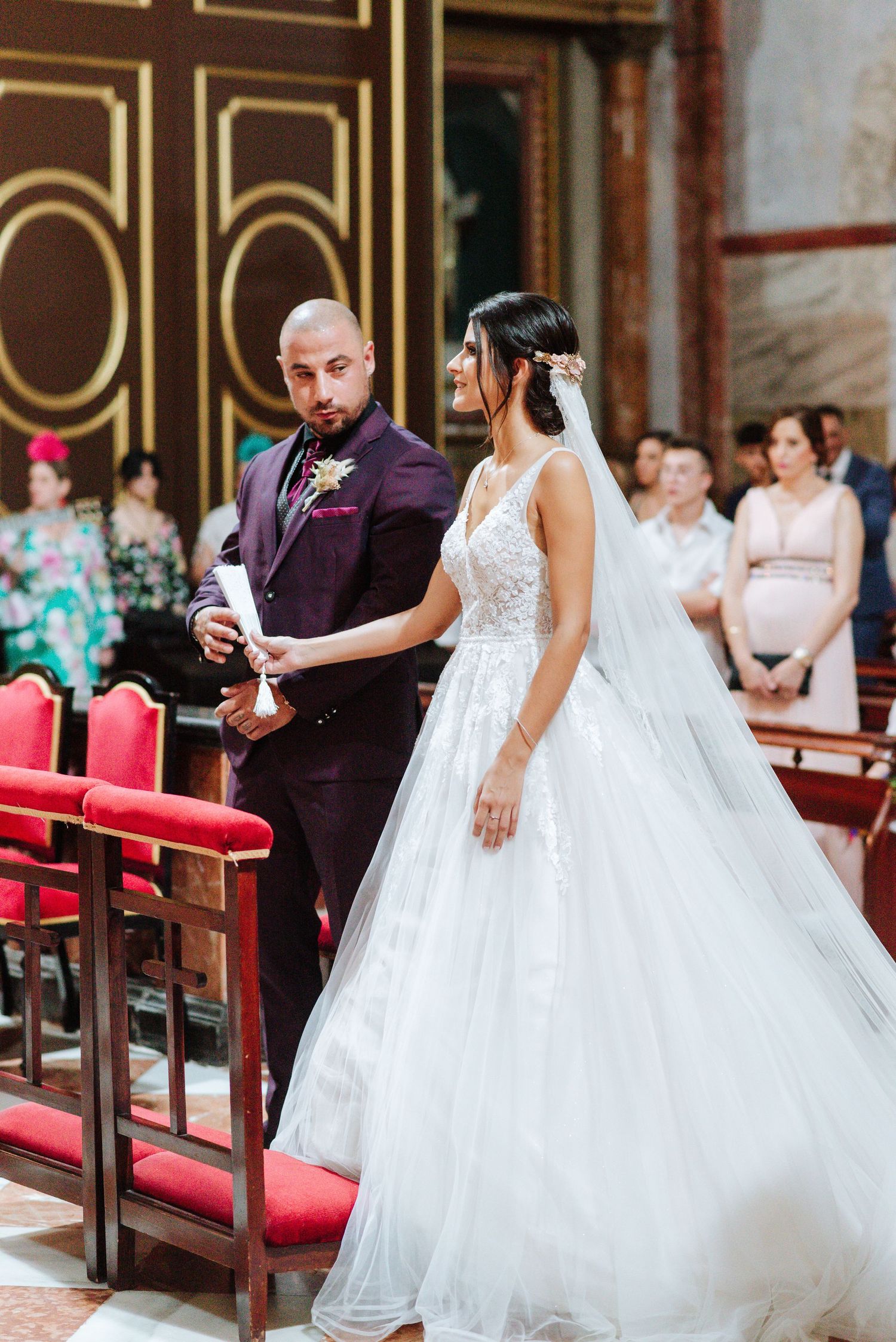 Novia ofrece un abanico al novio durante la ceremonia en Nuestra Señora del Socorro de Aspe, Alicante.