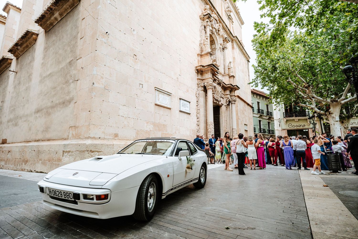 Primer plano de los coches de los novios,  en Basílica de Nuestra Señora del Socorro de Aspe, un Porche clásico.