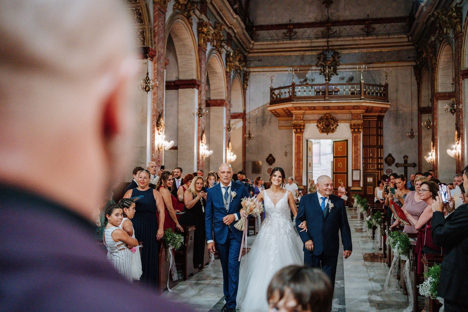 Entrada de la novia acompañado de su padre en Basílica de Nuestra Señora del Socorro de Aspe, Alicante.