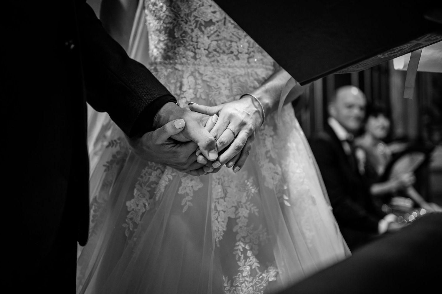 Detalle de las manos de los novios durante la ceremonia, un momento íntimo de la pareja. En Nuestra Señora del Socorro de Aspe, Alicante.