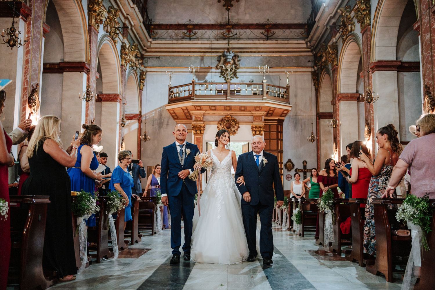 Entrada de la novia acompañado de su padre en Basílica de Nuestra Señora del Socorro de Aspe, Alicante.