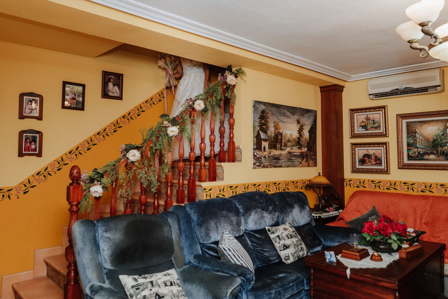 Escena rural y costumbrista en el que la novia baja las escaleras de la casa de sus padres durante una boda en Aspe, Alicante