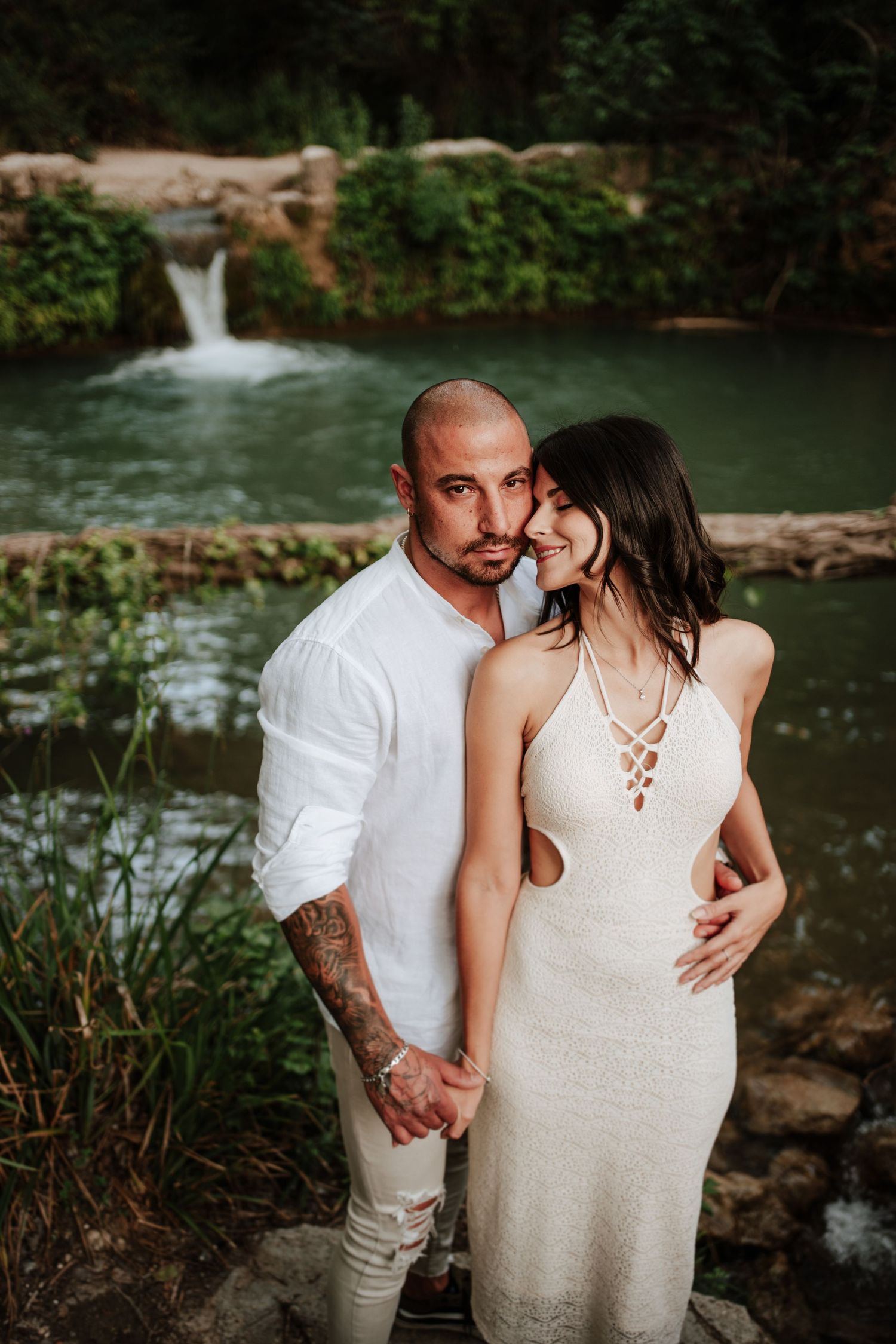 En un entorno natural con agua y vegetación una pareja comparten un momento íntimo entre ellos. En Banyeres de Mariola, Alicante