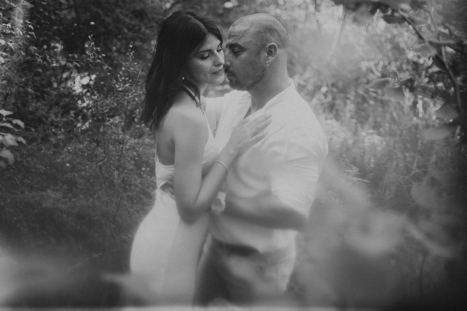 fotografía onírica en blanco y negro de un momento de conexión de una pareja de novios en plena naturaleza en Banyeres de Mariola