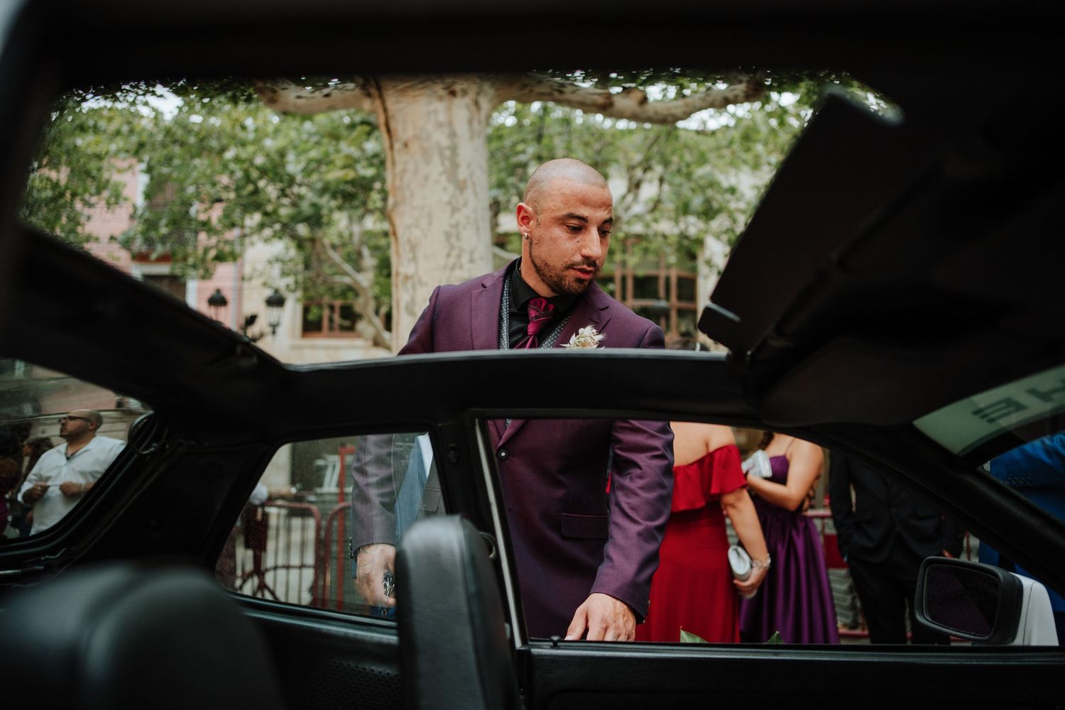 El novio se preparara para conducir un porche clásico.
