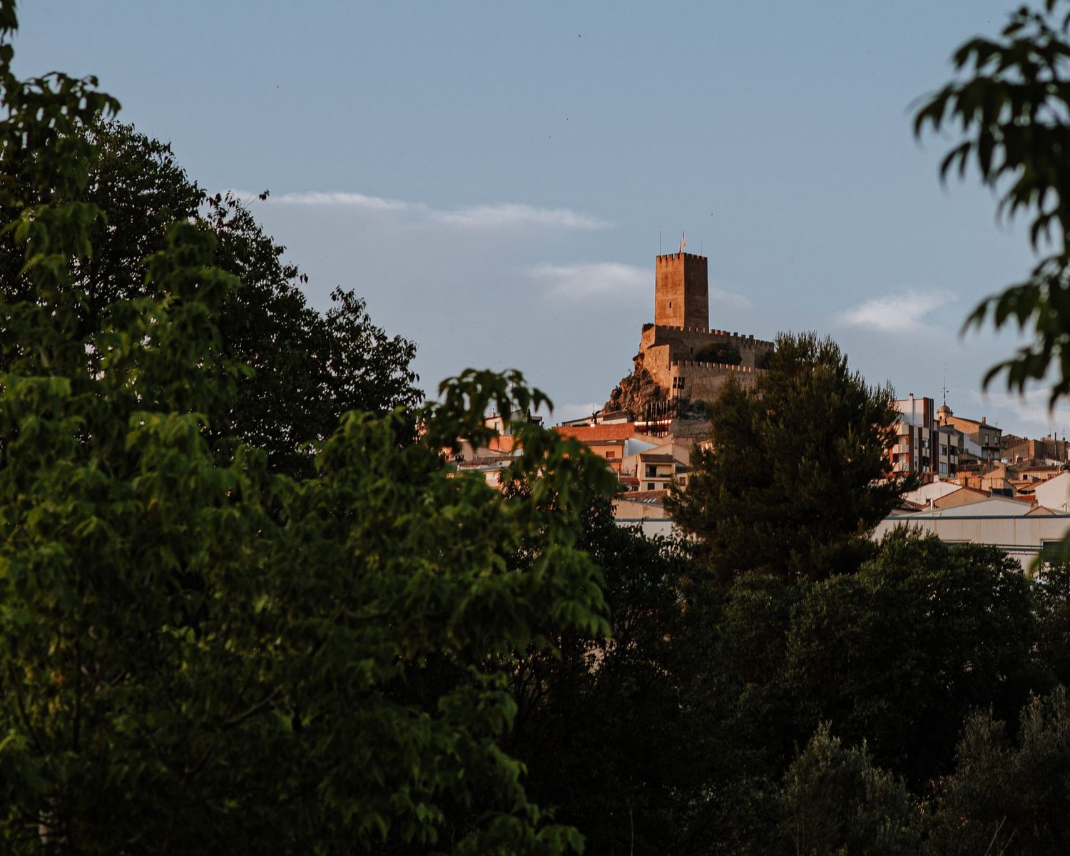 Detalle lejano del castillo en Banyeres de Mariola, en Alicante. Realizada al atardecer.