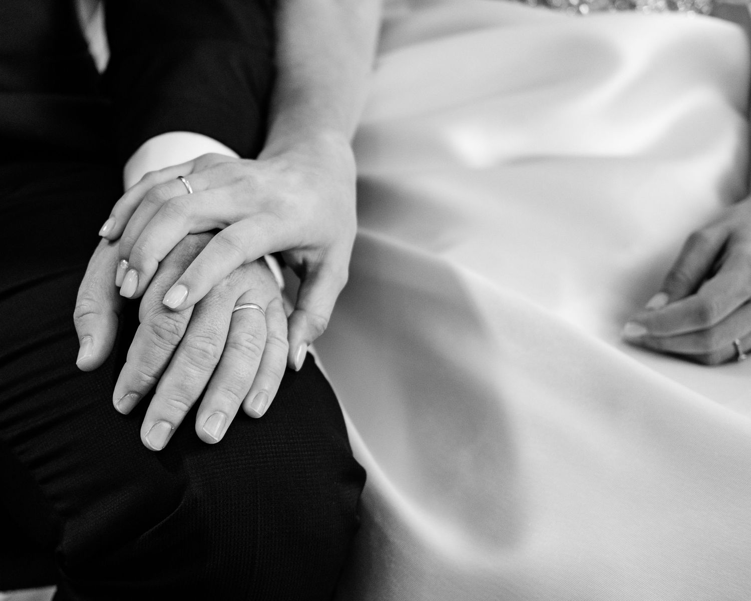 Detalle de las manos de los novios con sus anillos de compromiso durante la celebración de una boda en Bigastro pueblo de Alicante Contacto