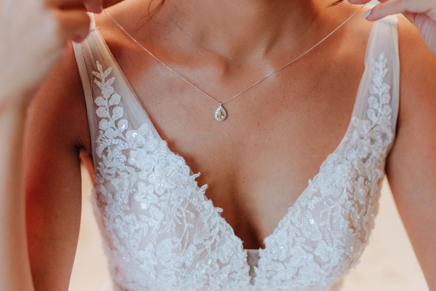 Detalle de colgante elegante de la novia