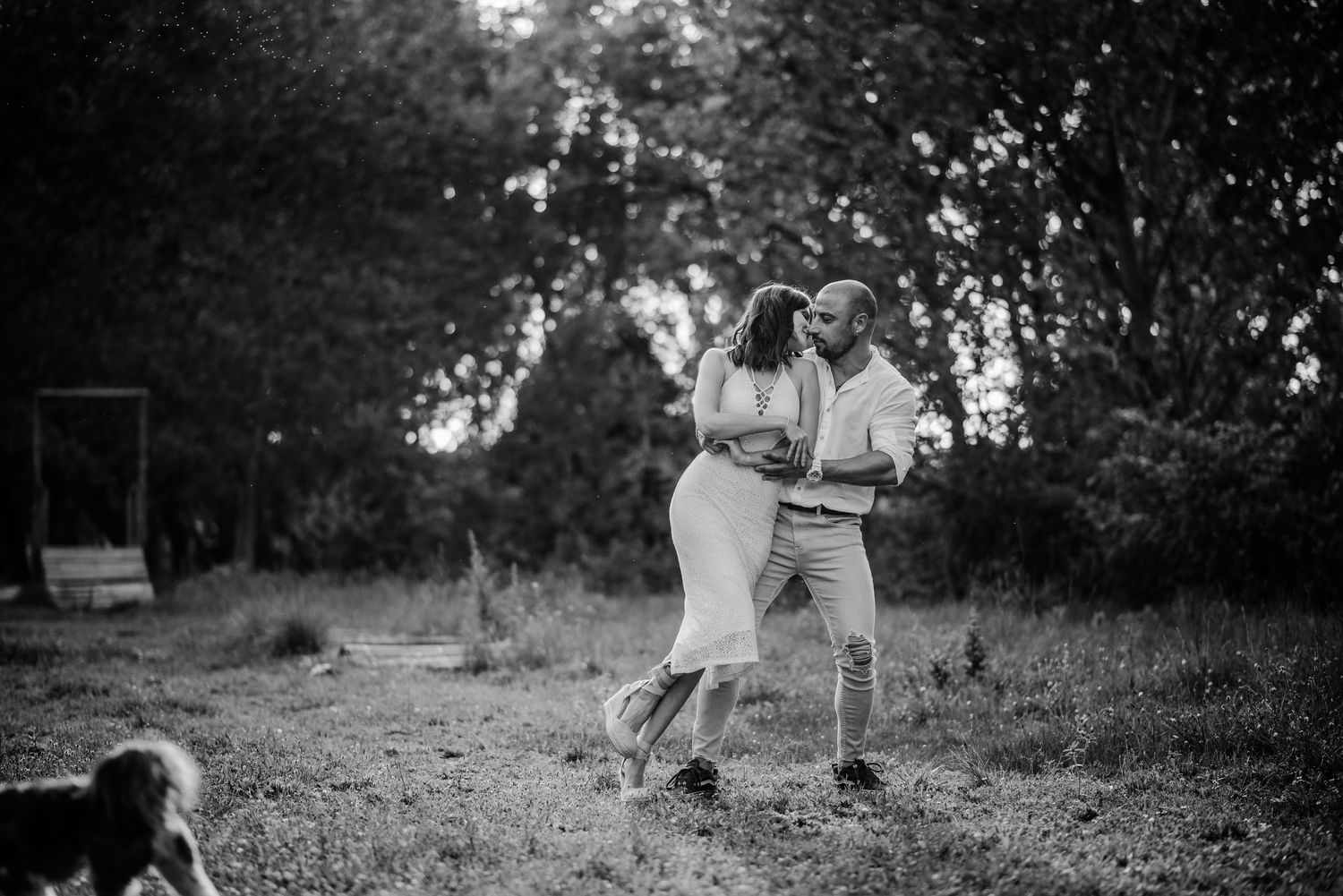 Pareja de novios baila en un entorno natural. En Banyeres de Mariola, Alicante.