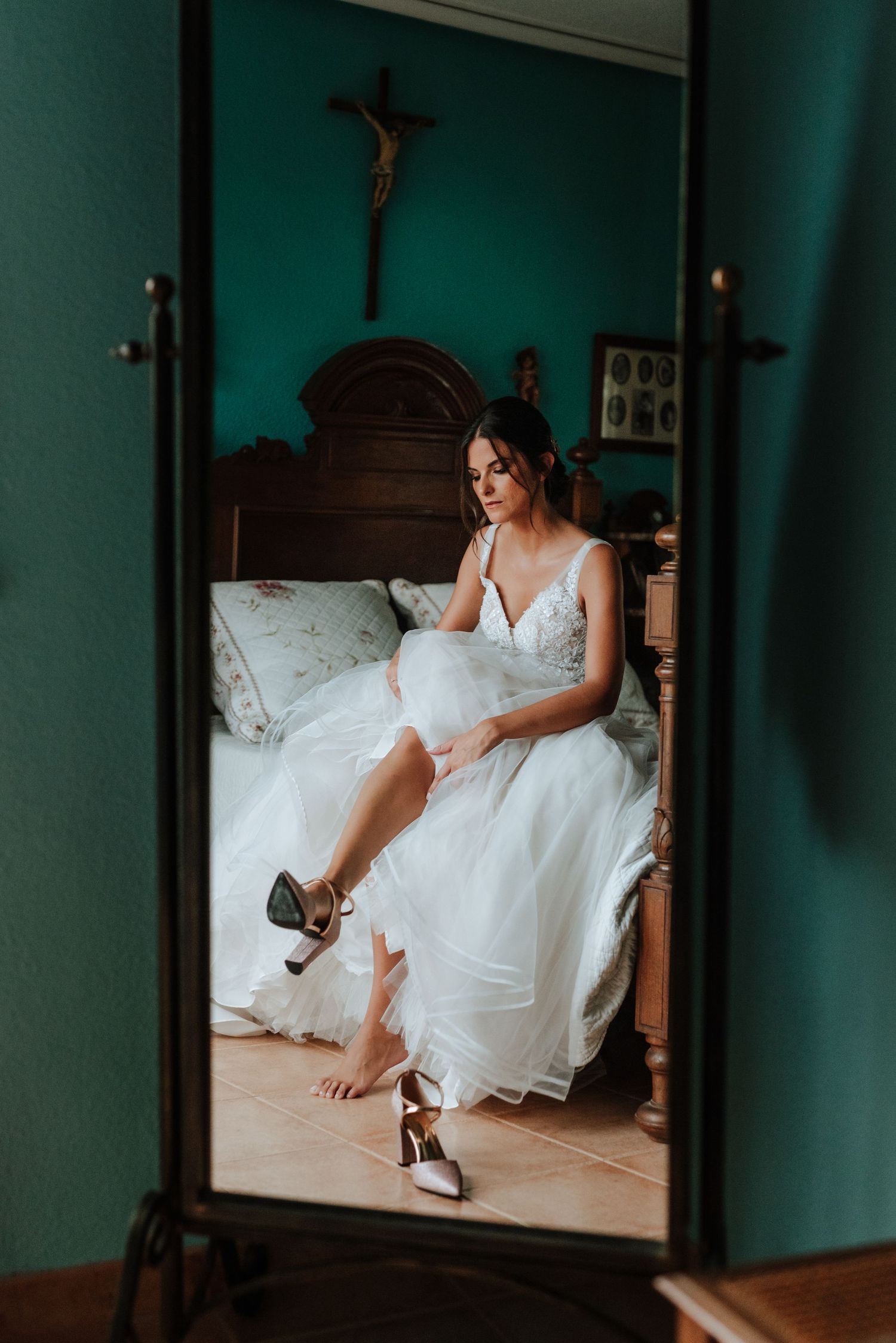Robado de la novia reflejado en el espejo de una habitación pintada de turquesa