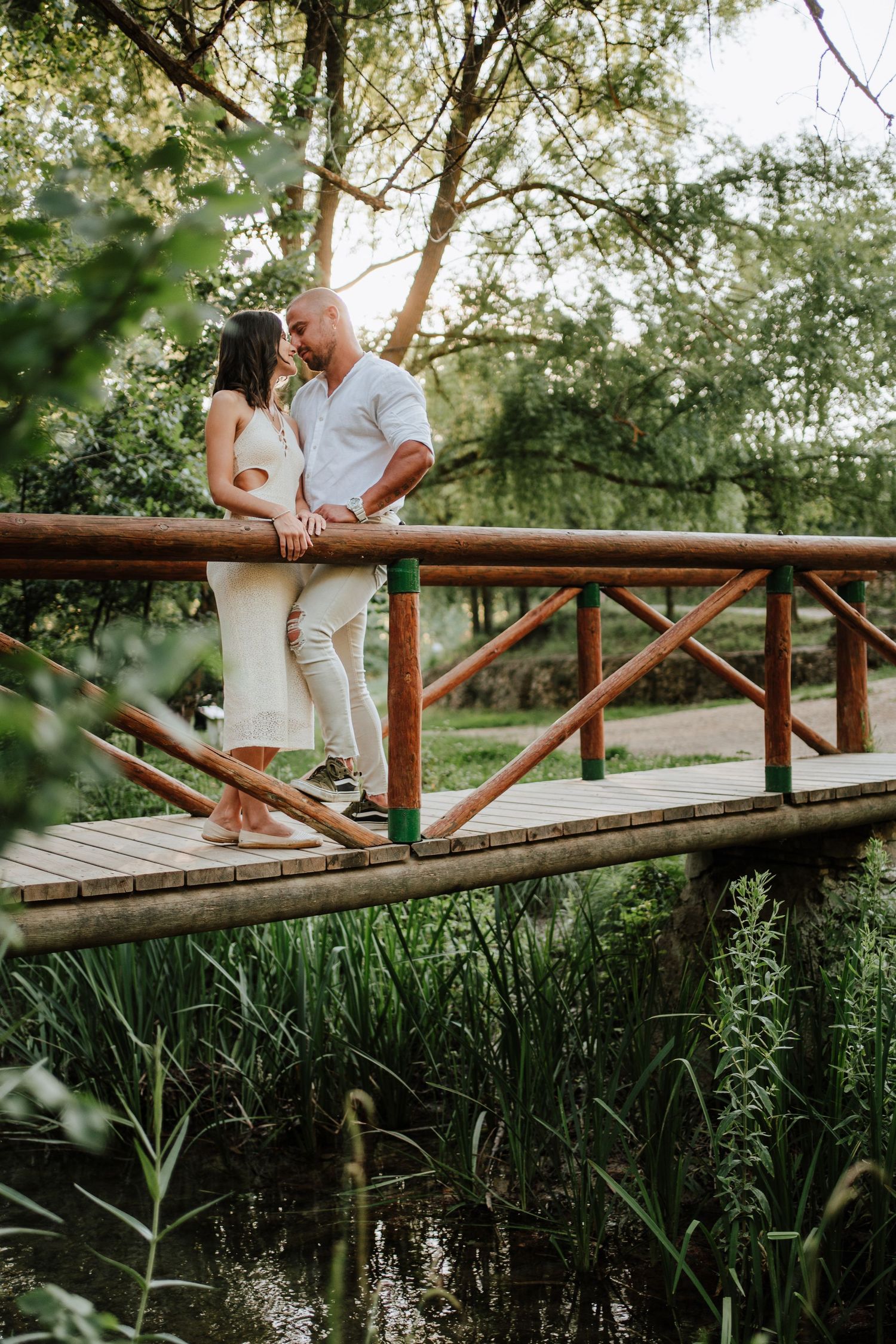 Sobre un puente rodeados de vegetación una pareja de Aspe nos demuestran su amor en Banyeres de Mariola, Alicante