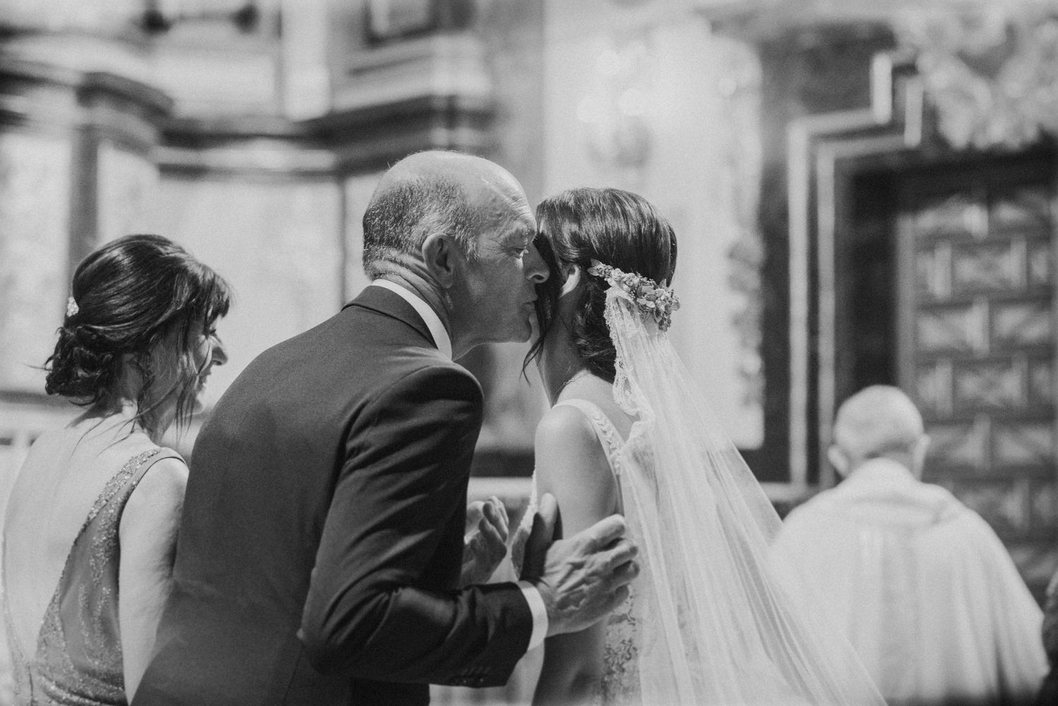 Papá de la novia de un beso en la mejilla su hija durante la ceremonia en Basílica de Nuestra Señora del Socorro de Aspe,