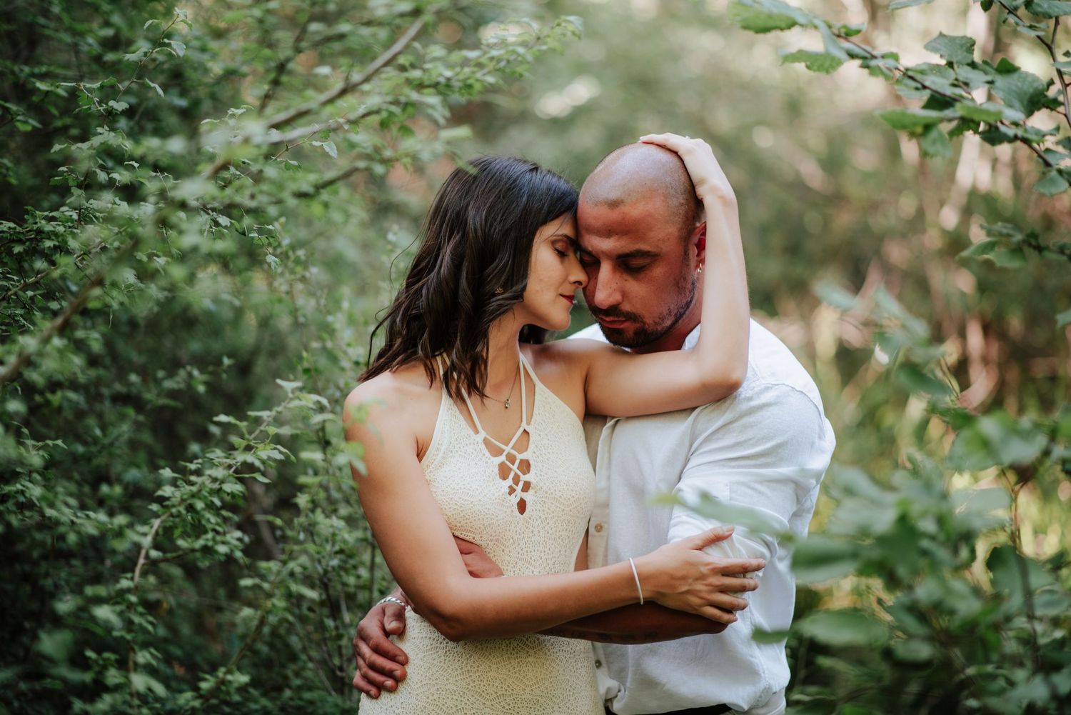Novia abraza al novio de una manera muy íntima en plena naturaleza. Se palpa el amor. En Banyeres de Mariola