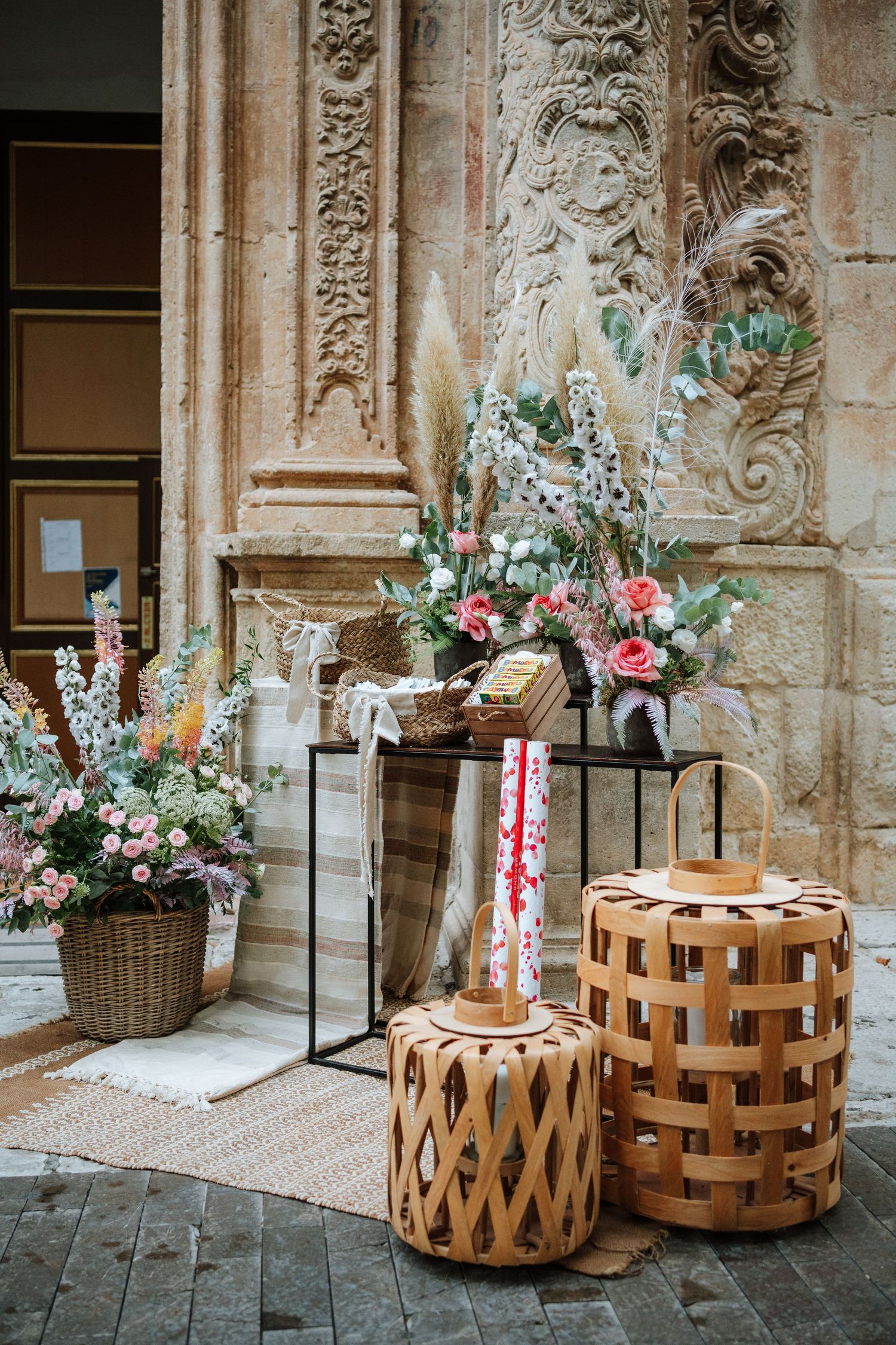 Detalle de la decoración en la entrada de la Basílica de Nuestra Señora del Socorro de Aspe