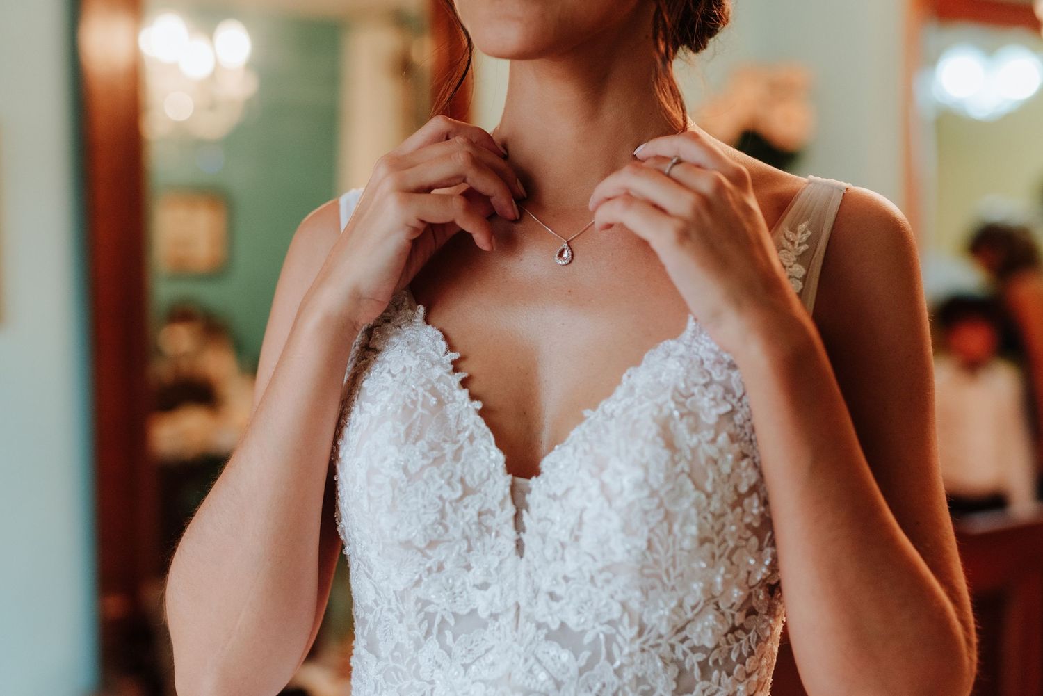 Detalle de colgante elegante de la novia con un escote precioso