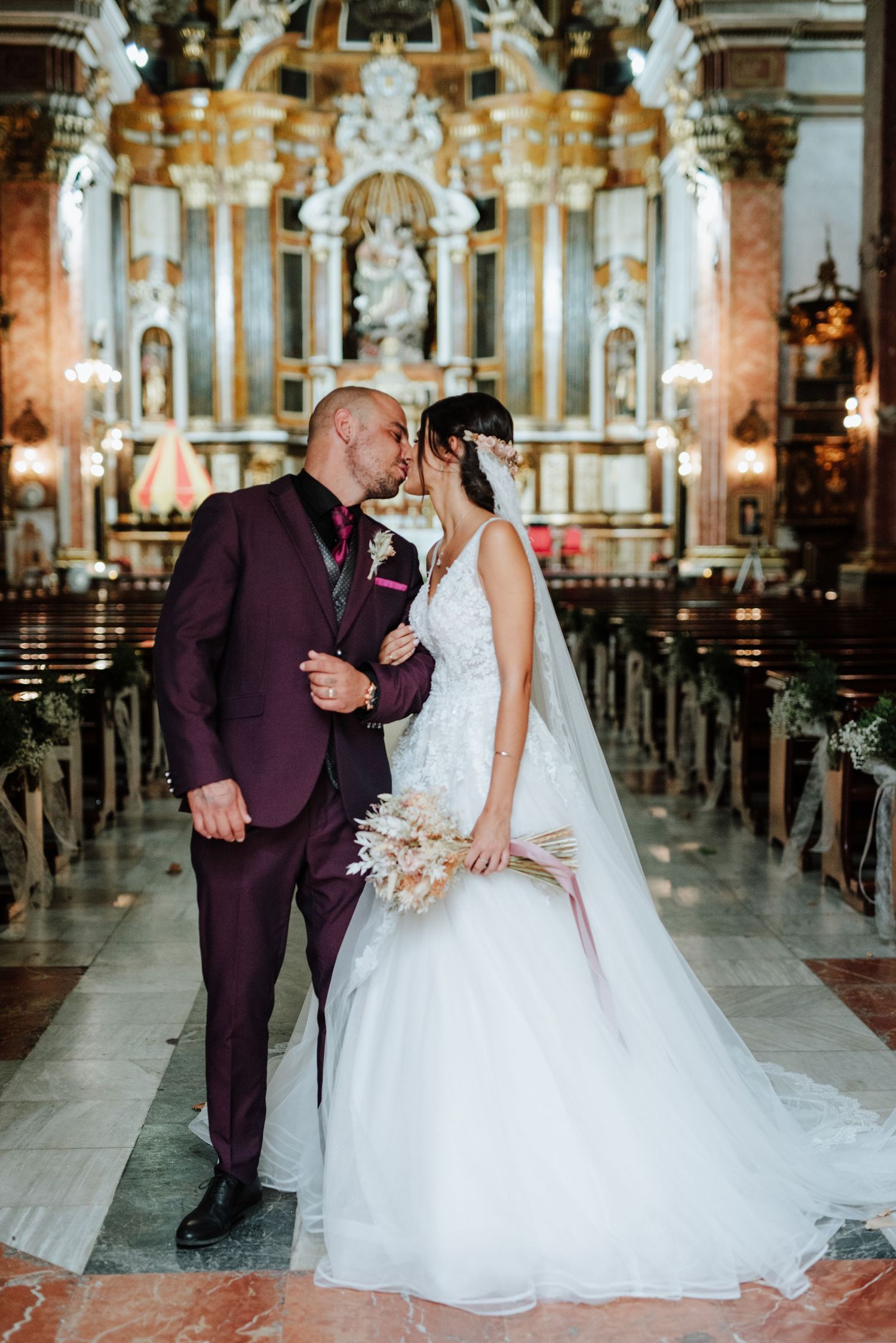 Novios salen con un beso desde la Basílica de Nuestra Señora del Socorro de Aspe,