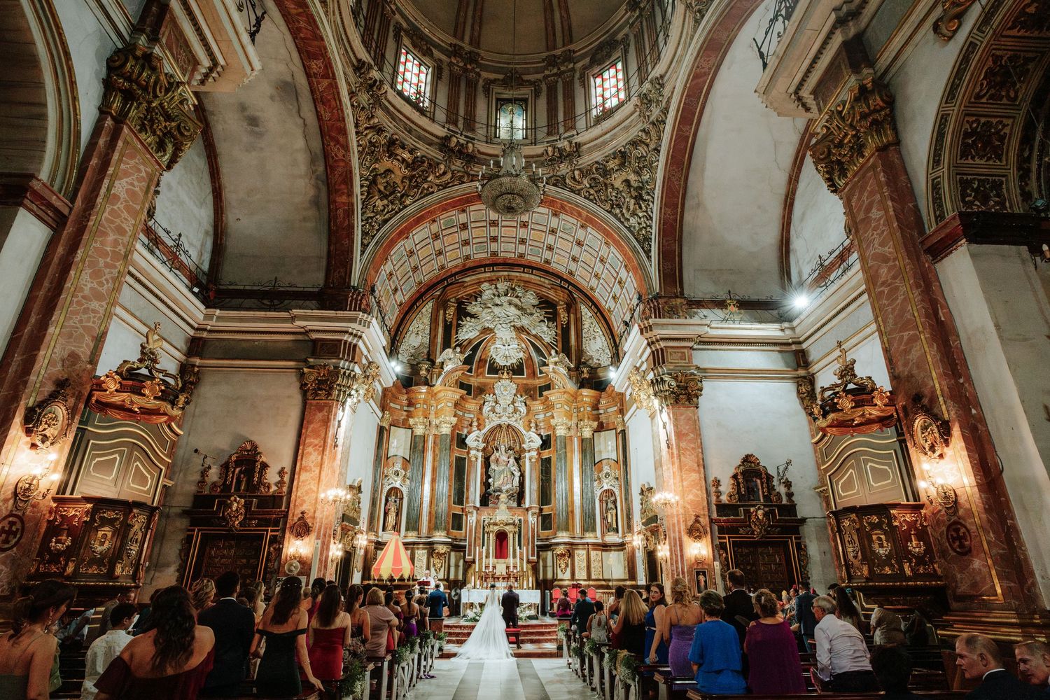 Grandiosa escena en la que se puede ver la Basílica de Nuestra Señora del Socorro de Aspe, Alicante en todo su esplendor.