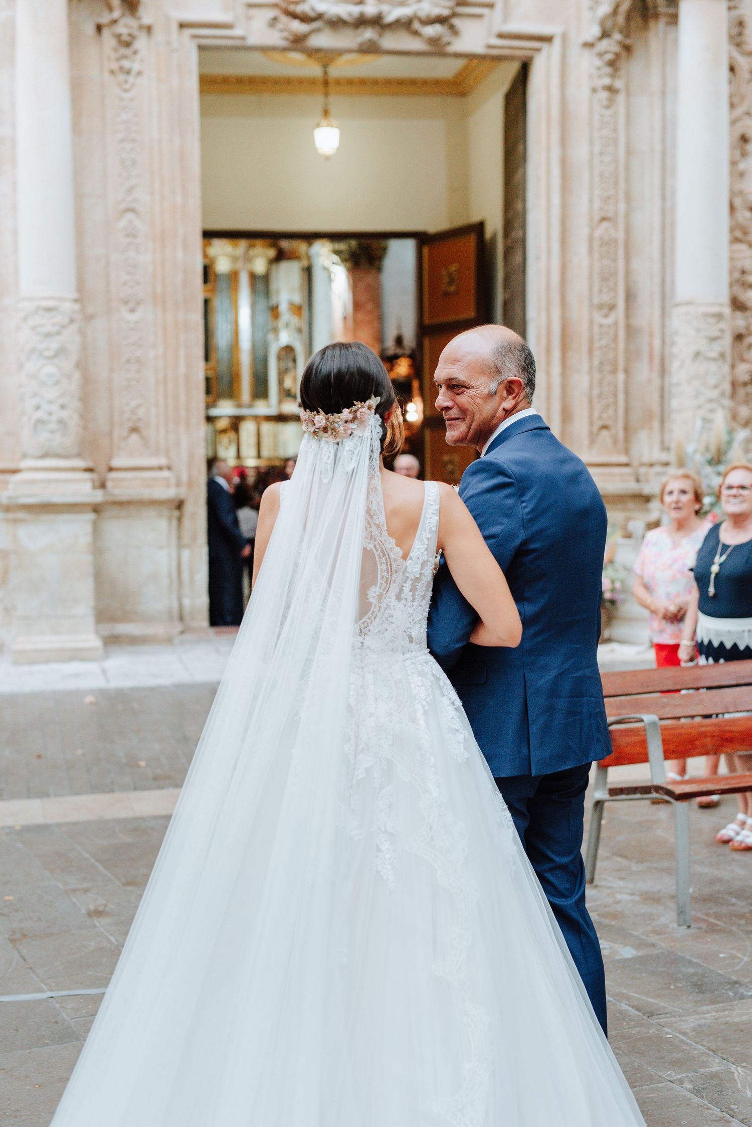 Entrada de la novia acompañado de su padre en Basílica de Nuestra Señora del Socorro de Aspe, Alicante.