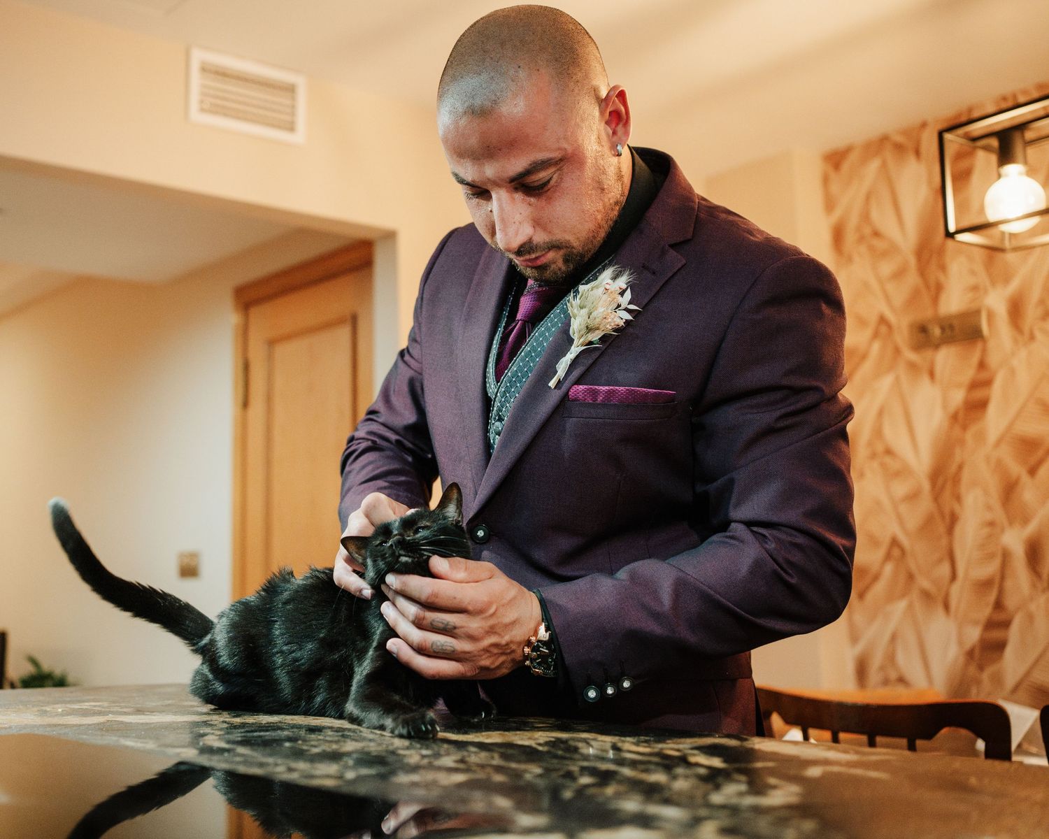 Novio juega con su gatito antes de salir a la ceremonia en Aspe