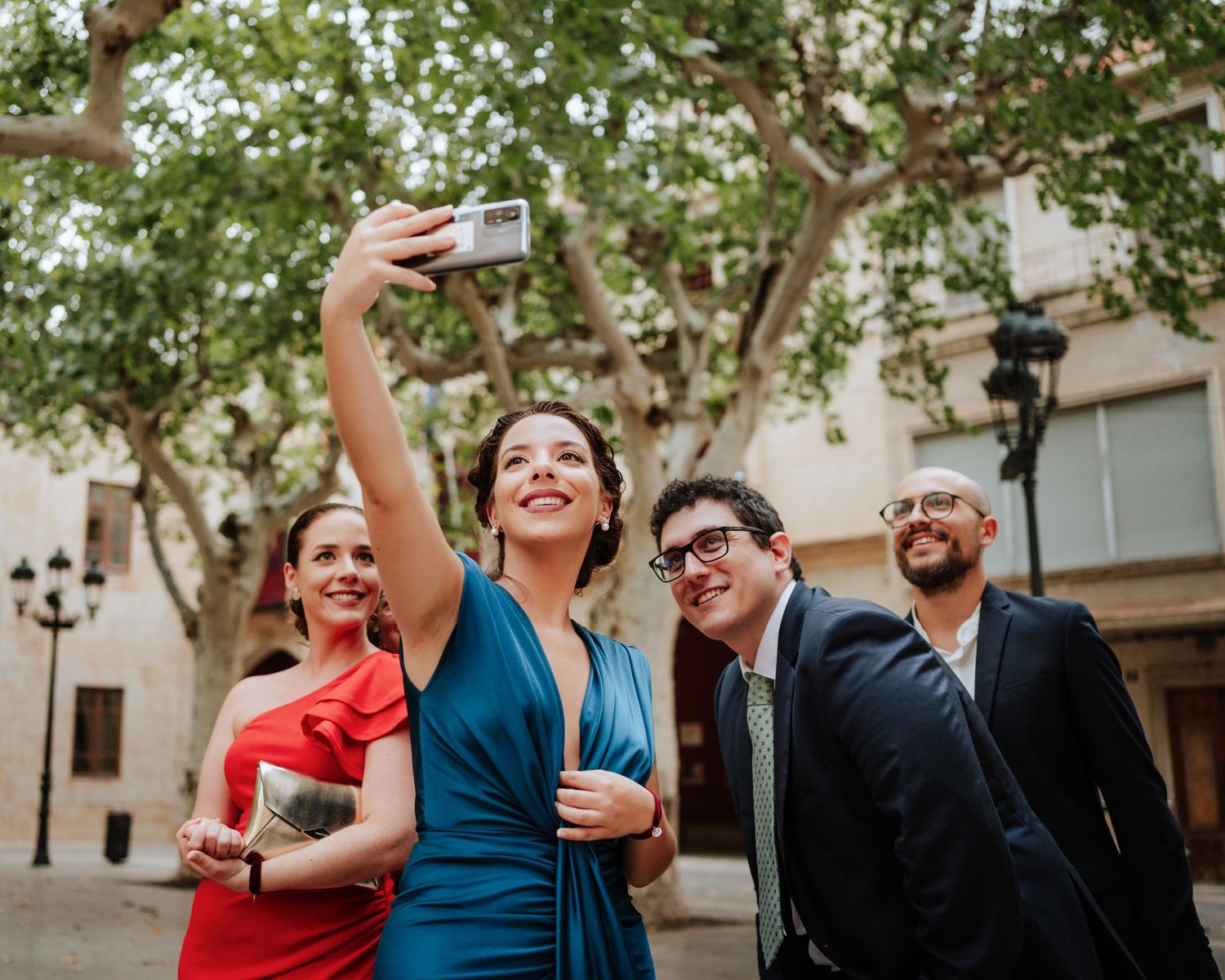 Momento selfie de los invitados durante una boda en una plaza en Aspe