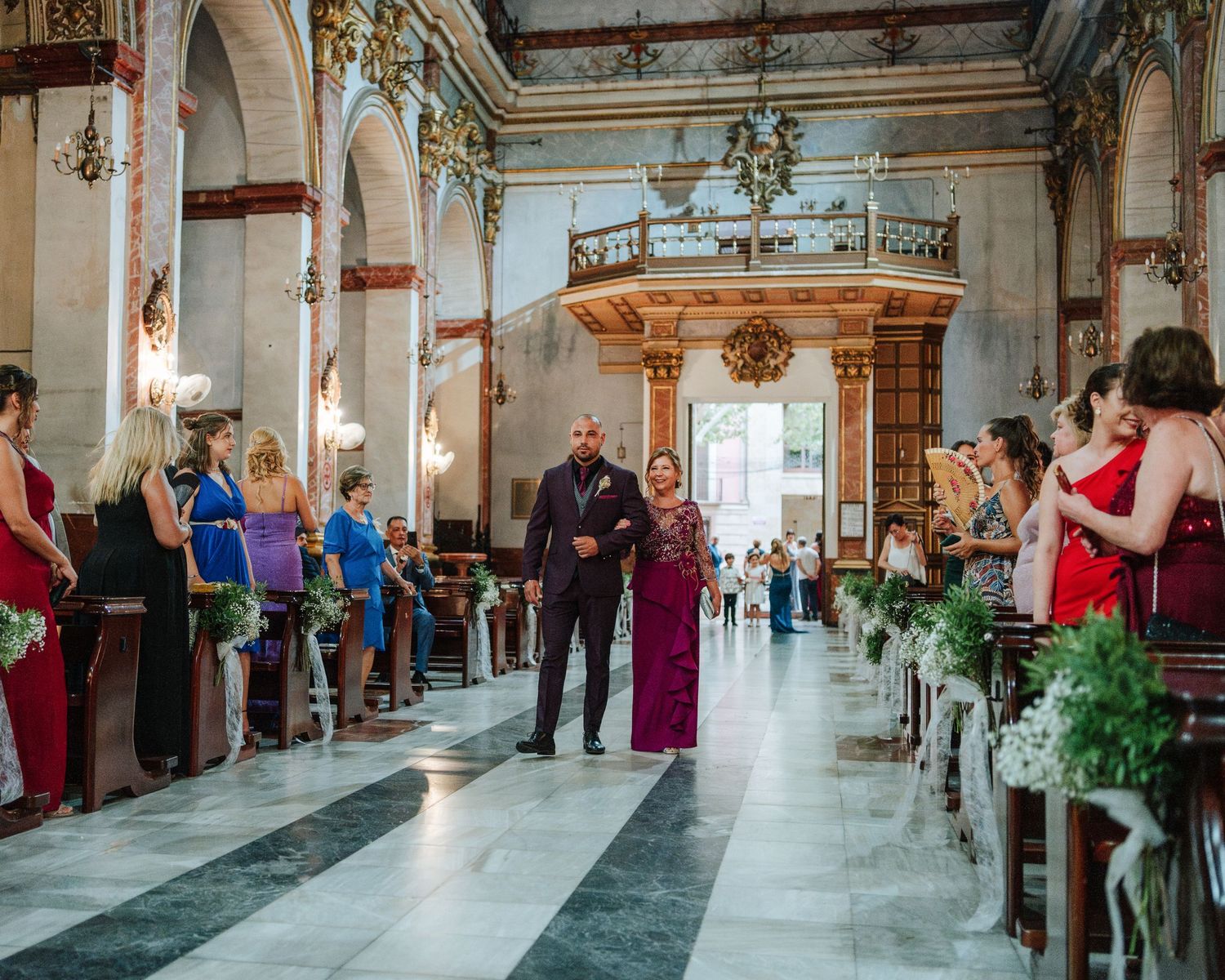Entrada del novio acompañado de su madre en Basílica de Nuestra Señora del Socorro de Aspe, Alicante.