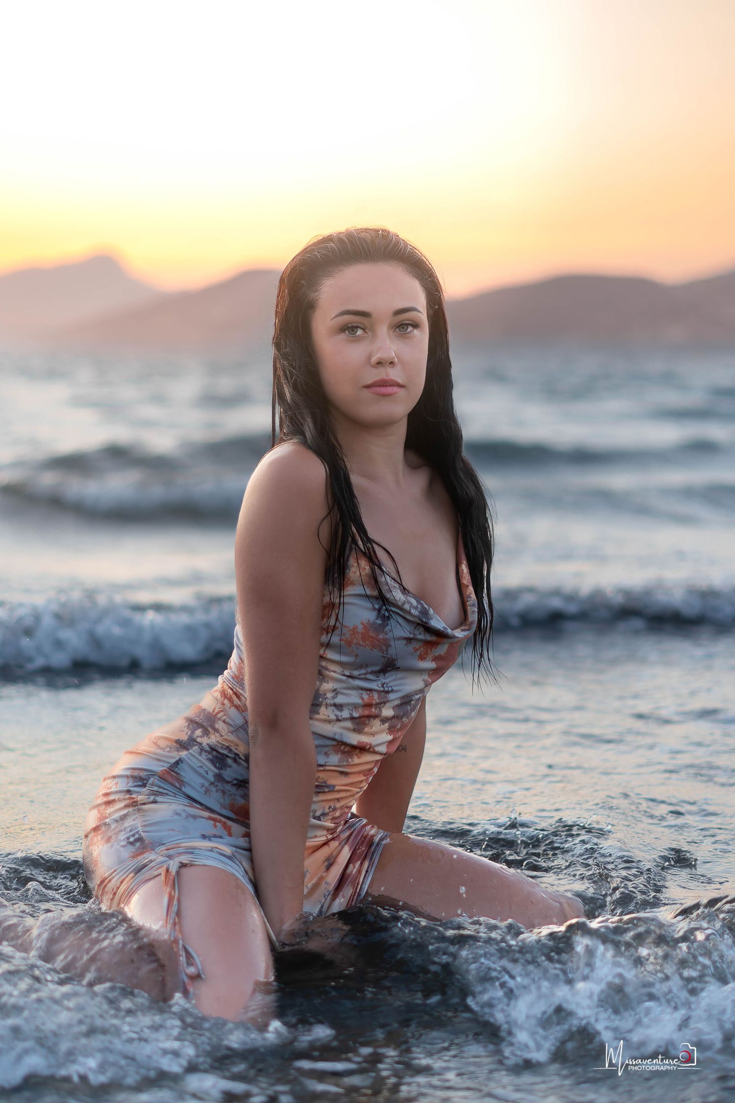 PHOTOGRAPHE CHIEN, CHAT & PORTRAIT dans le Var (83).FORCALQUEIRET.  jeune femme brune en petite  robe au coucher de soleil sur la plage