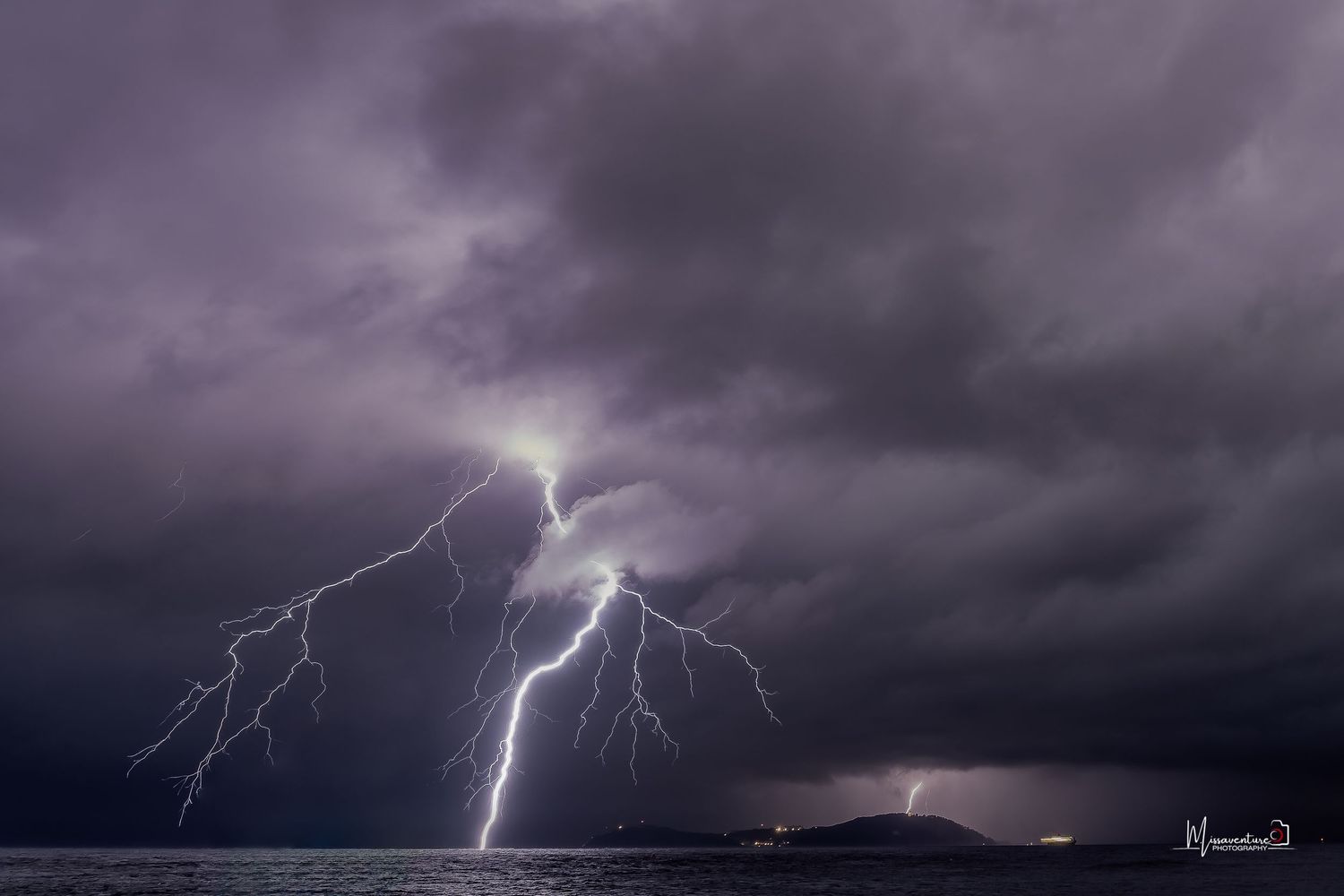 PHOTOGRAPHE DANS LE VAR (83) FORCALQUEIRET (photographe voyages et paysages) Orage et foudre avant une méga tempête sur Toulon.