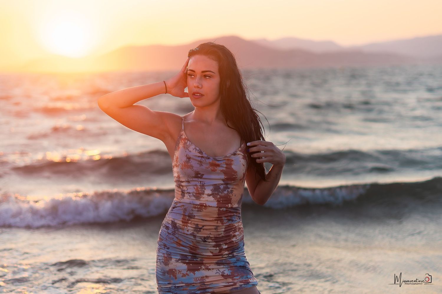 PHOTOGRAPHE CHIEN, CHAT & PORTRAIT dans le Var (83). FORCALQUEIRET. femme brune en petite  robe au coucher de soleil sur la plage