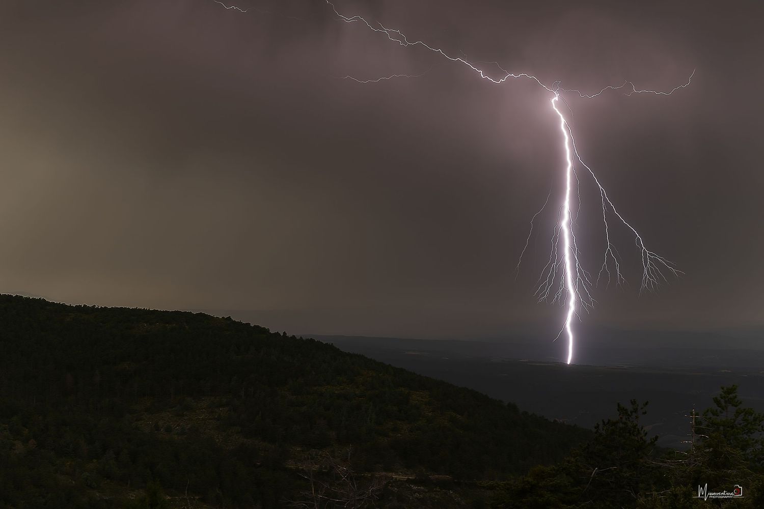 photo paysage, foudre et ciel noir en montagne.