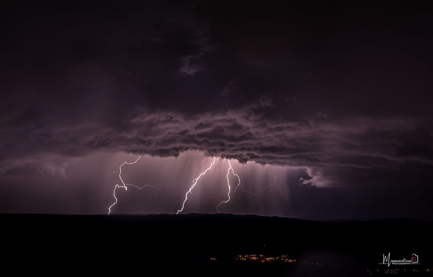 PHOTOGRAPHE CHIEN, CHAT & PORTRAIT dans le Var (83).
Orage et foudre à Valensole, ciel puissant,  rideau de pluie
