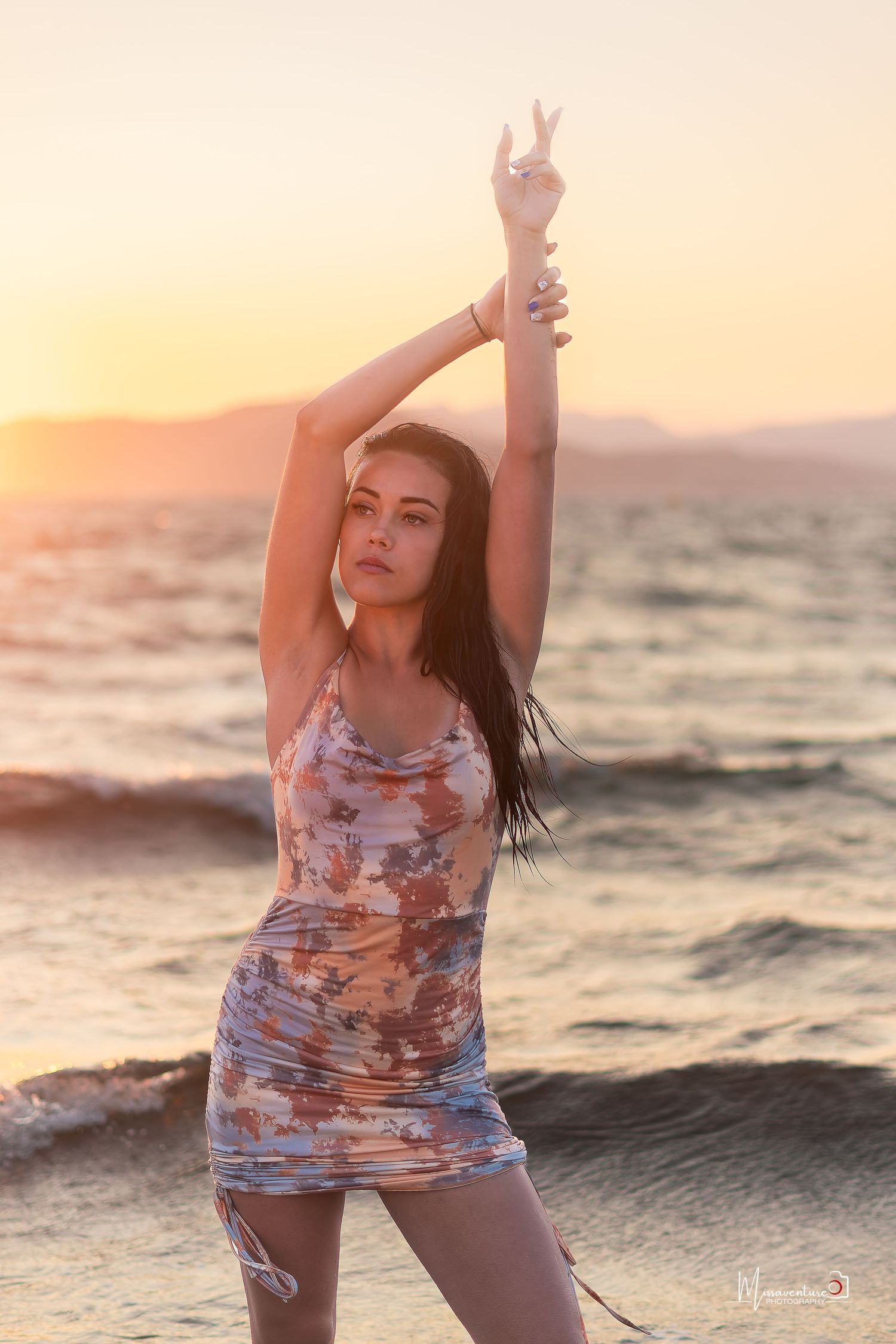 PHOTOGRAPHE CHIEN, CHAT & PORTRAIT dans le Var (83).FORCALQUEIRET. femme brune debout en petite  robe au coucher de soleil sur la plage