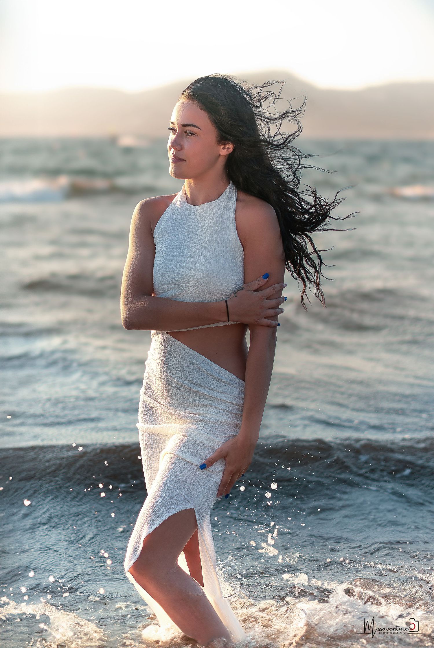 PHOTOGRAPHE CHIEN, CHAT & PORTRAIT dans le Var (83). jeune Femme brune debout en robe blanche sur la plage