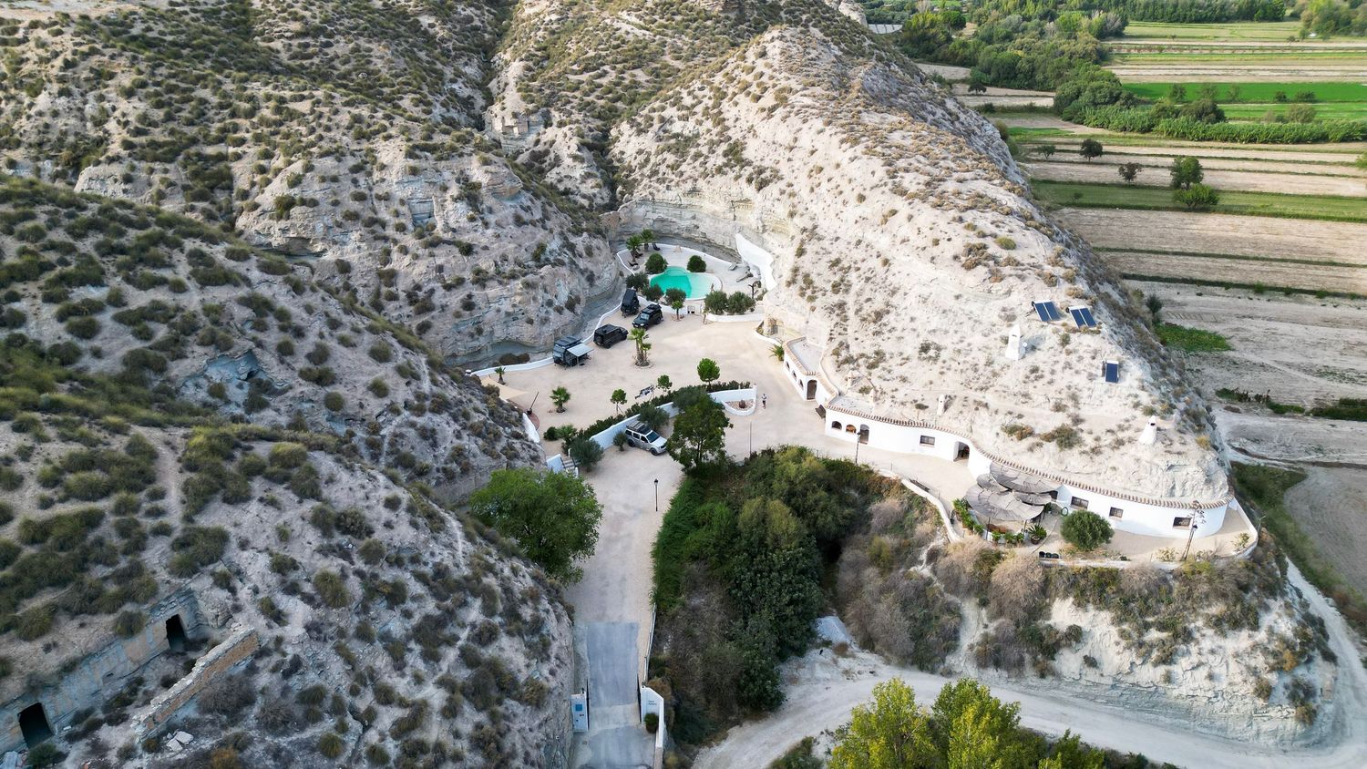PHOTOGRAPHE CANIN, FÉLIN & PORTRAIT dans le Var (83).
Shooting pro logements insolites, cueva d Andalousie, vue en drone