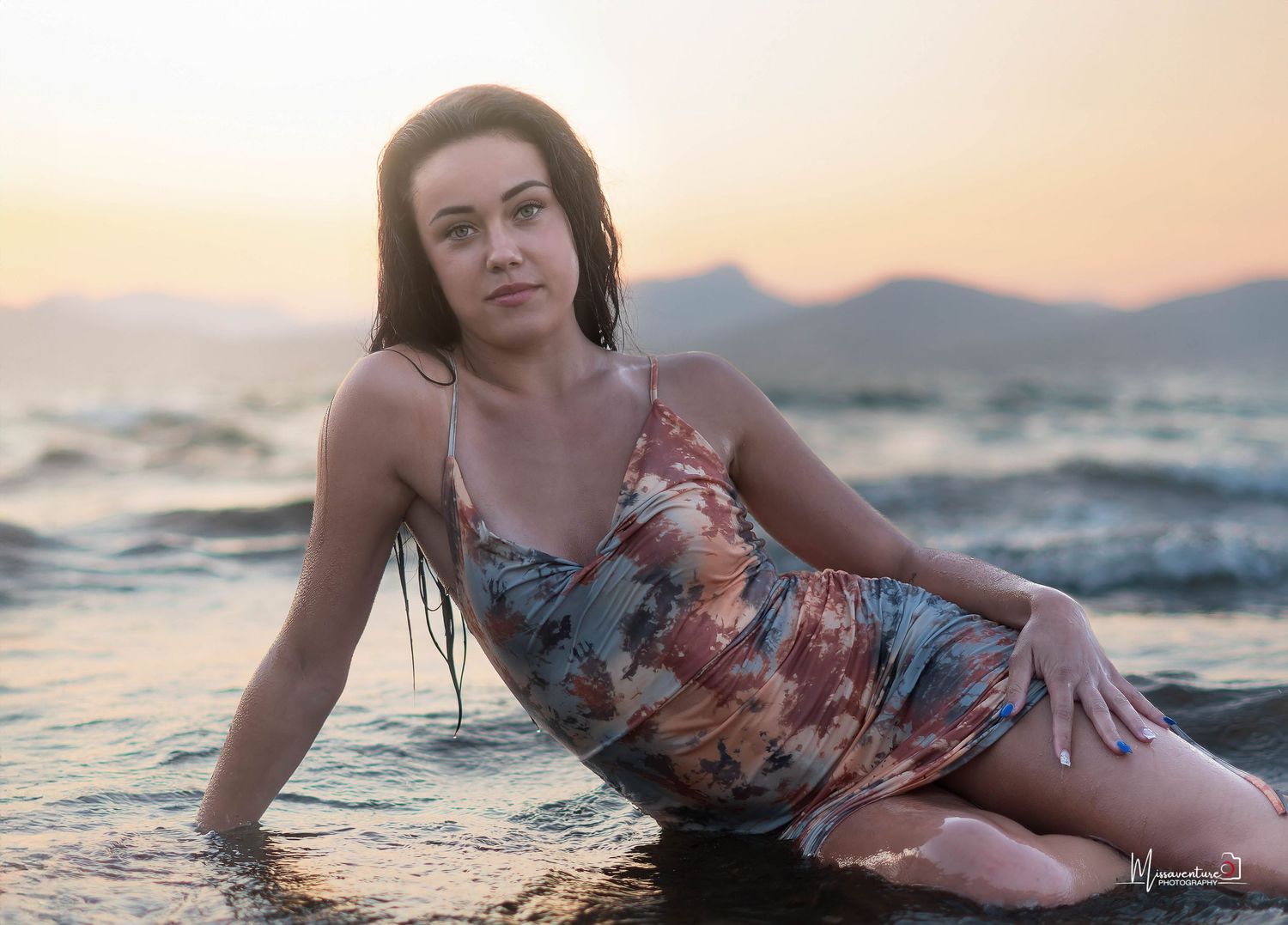 PHOTOGRAPHE CHIEN, CHAT & PORTRAIT dans le Var (83). FORCALQUEIRET. jeune femme brune en petite robe au coucher de soleil sur la plage