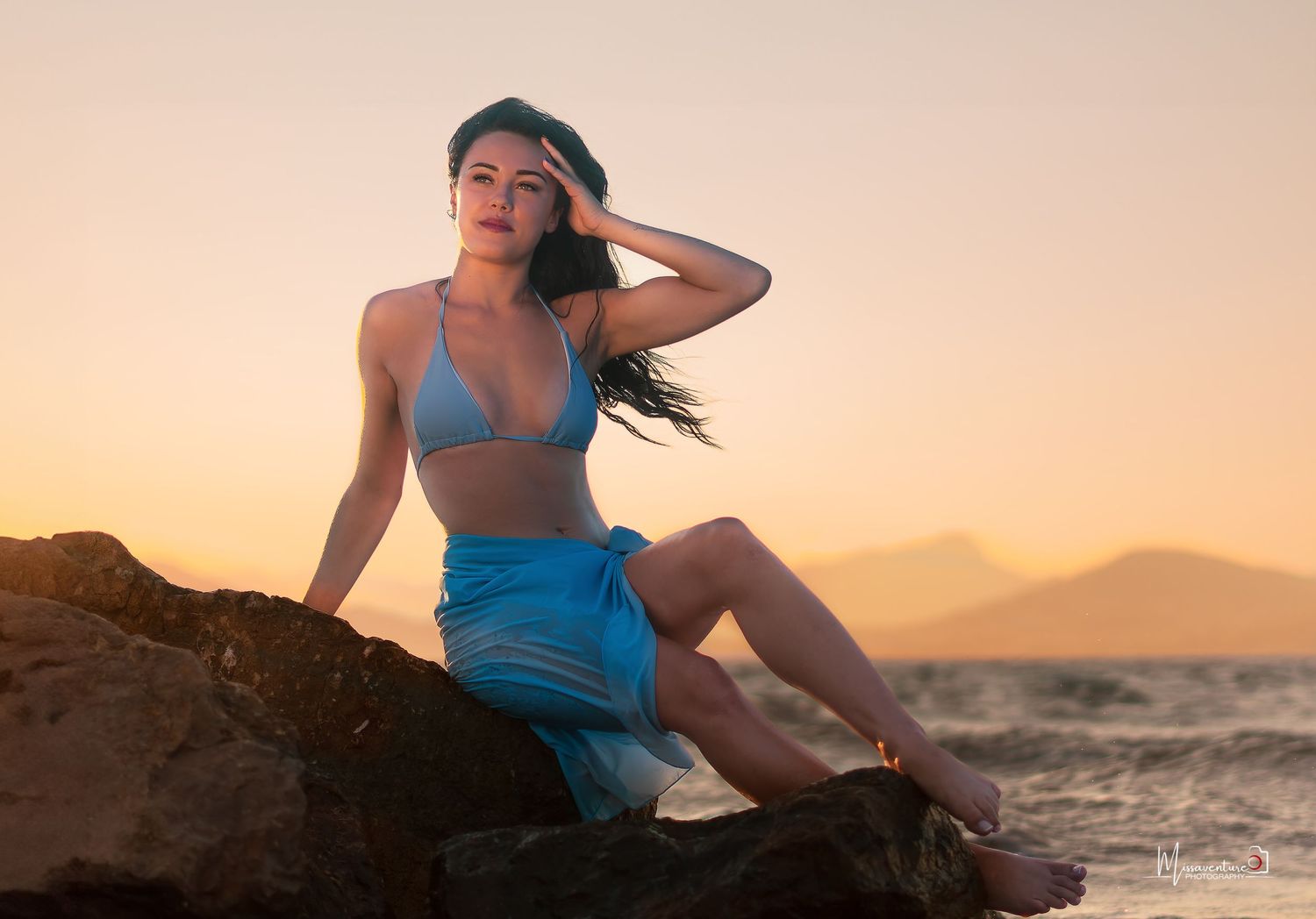 PHOTOGRAPHE CHIEN, CHAT & PORTRAIT dans le Var (83).FORCALQUEIRET. Femme en bikini bleue et paréo assise sur les rocher au coucher de soleil