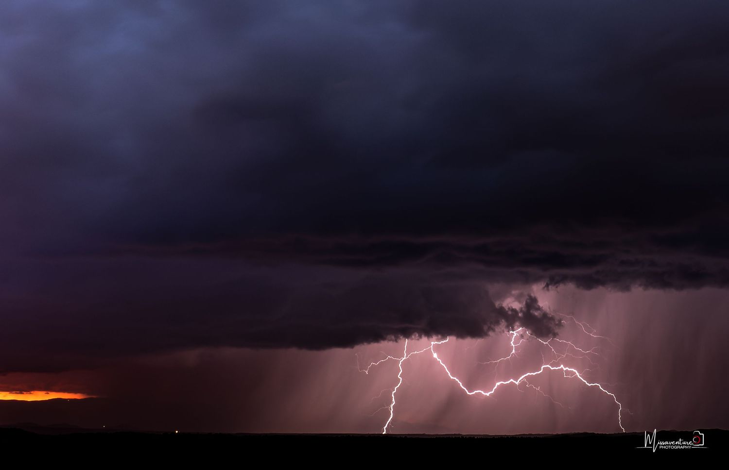 PHOTOGRAPHE CHIEN, CHAT & PORTRAIT dans le Var (83).FORCALQUEIRET.
Orage et foudre à Valensole, ciel puissant, coucher de soleil.