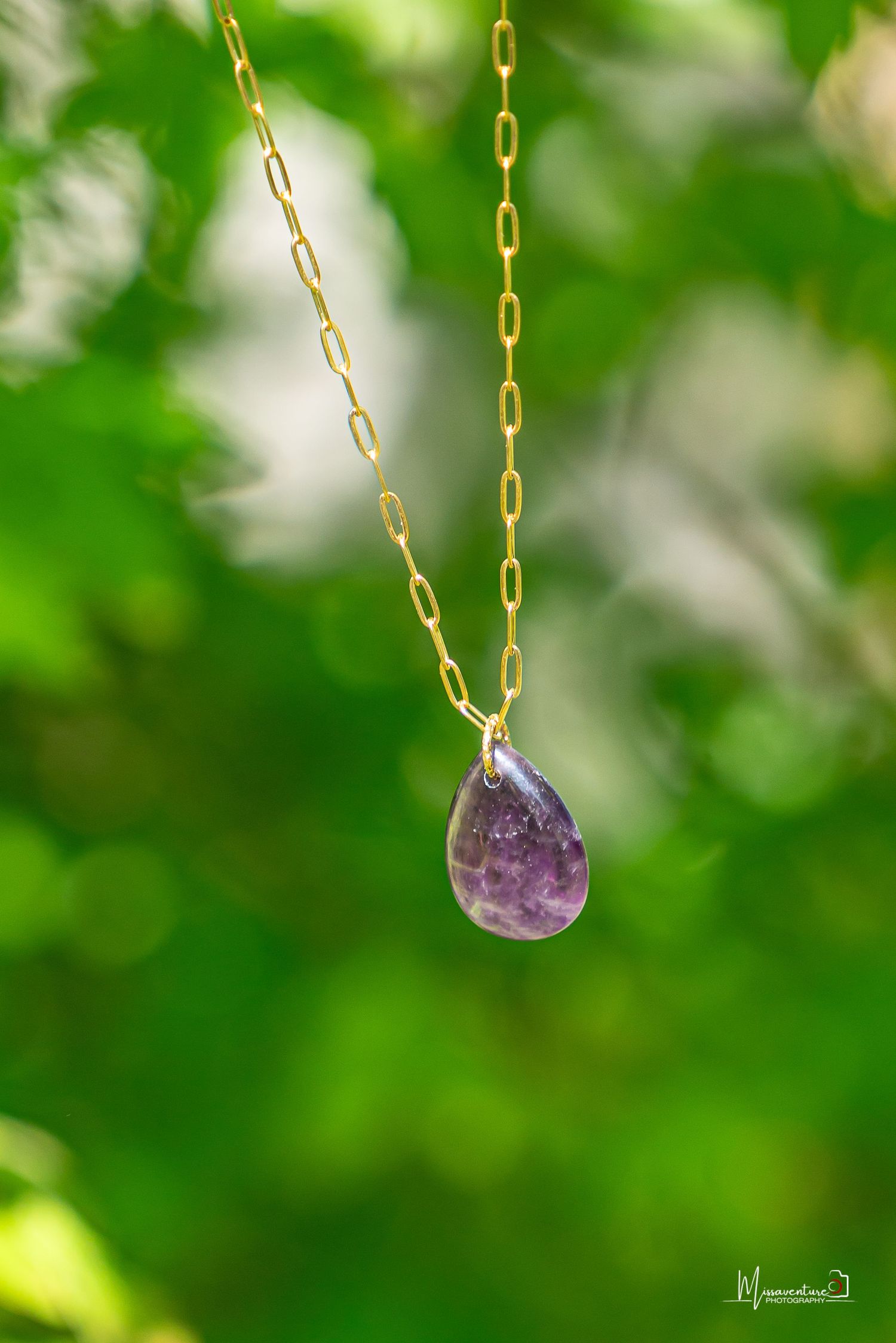 PHOTOGRAPHE CANIN, FÉLIN & PORTRAIT dans le Var (83).
Shooting pro de bijoux en pierre naturelles, collier d'améthyste sur fond vert d'arbre
