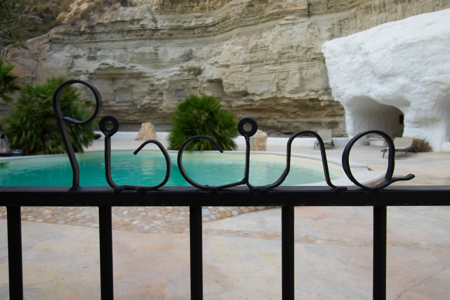 PHOTOGRAPHE CANIN, FÉLIN & PORTRAIT dans le Var (83).
Shooting pro logements insolites, cueva d Andalousie, piscine
