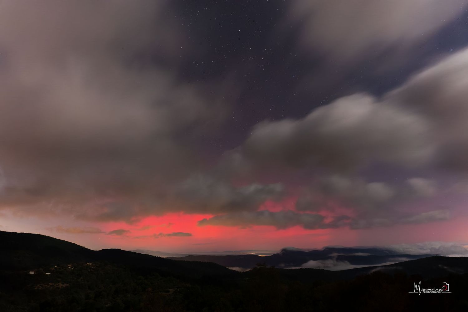 Aurore boreale rose, et nuages