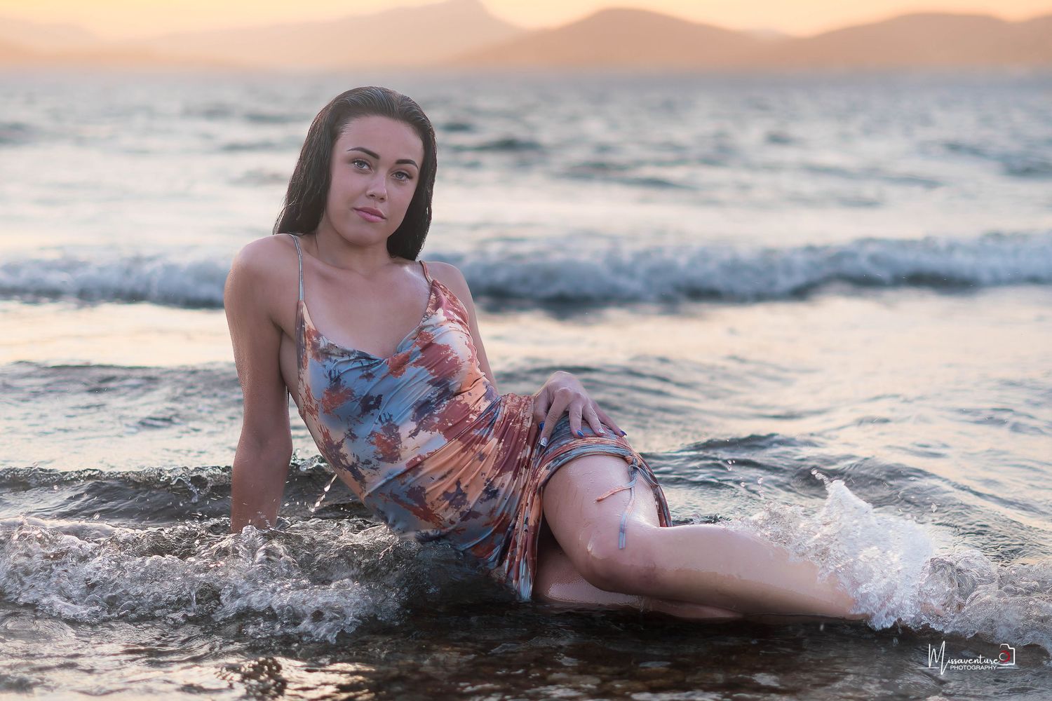 PHOTOGRAPHE CHIEN, CHAT & PORTRAIT dans le Var (83).FORCALQUEIRET. femme allongée en petite robe au coucher de soleil sur la plage