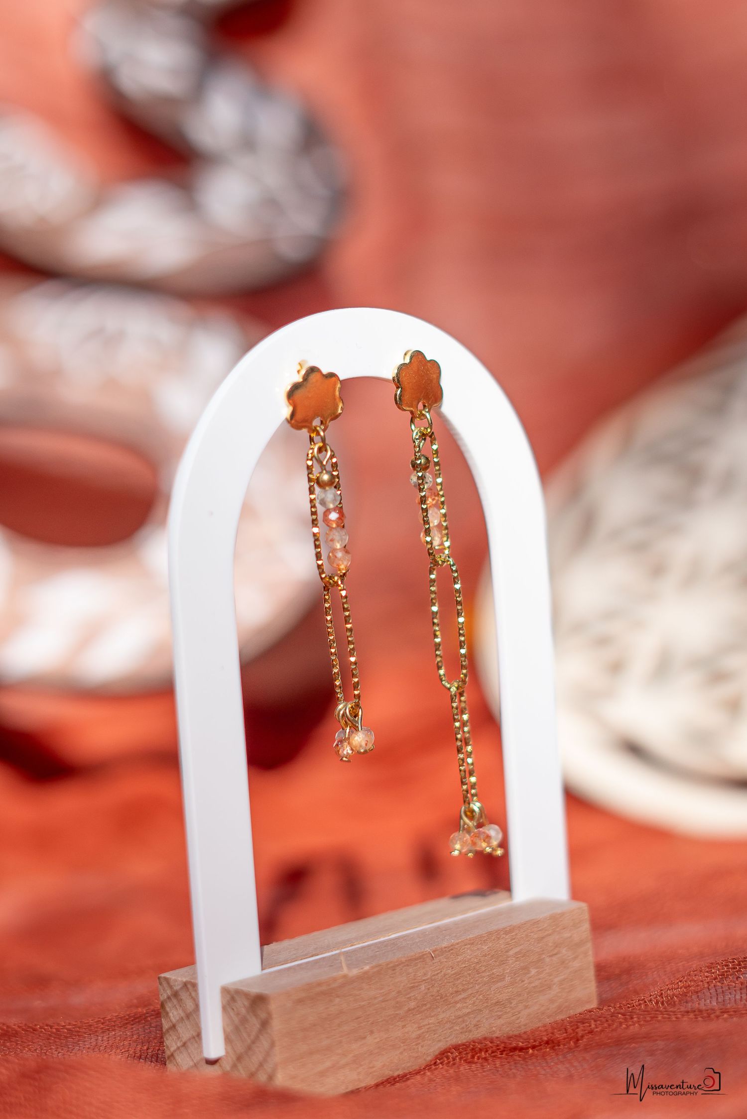 PHOTOGRAPHE CANIN, FÉLIN & PORTRAIT dans le Var (83).
Shooting pro de bijoux en pierre naturelles, boucles d'oreilles sur leur support