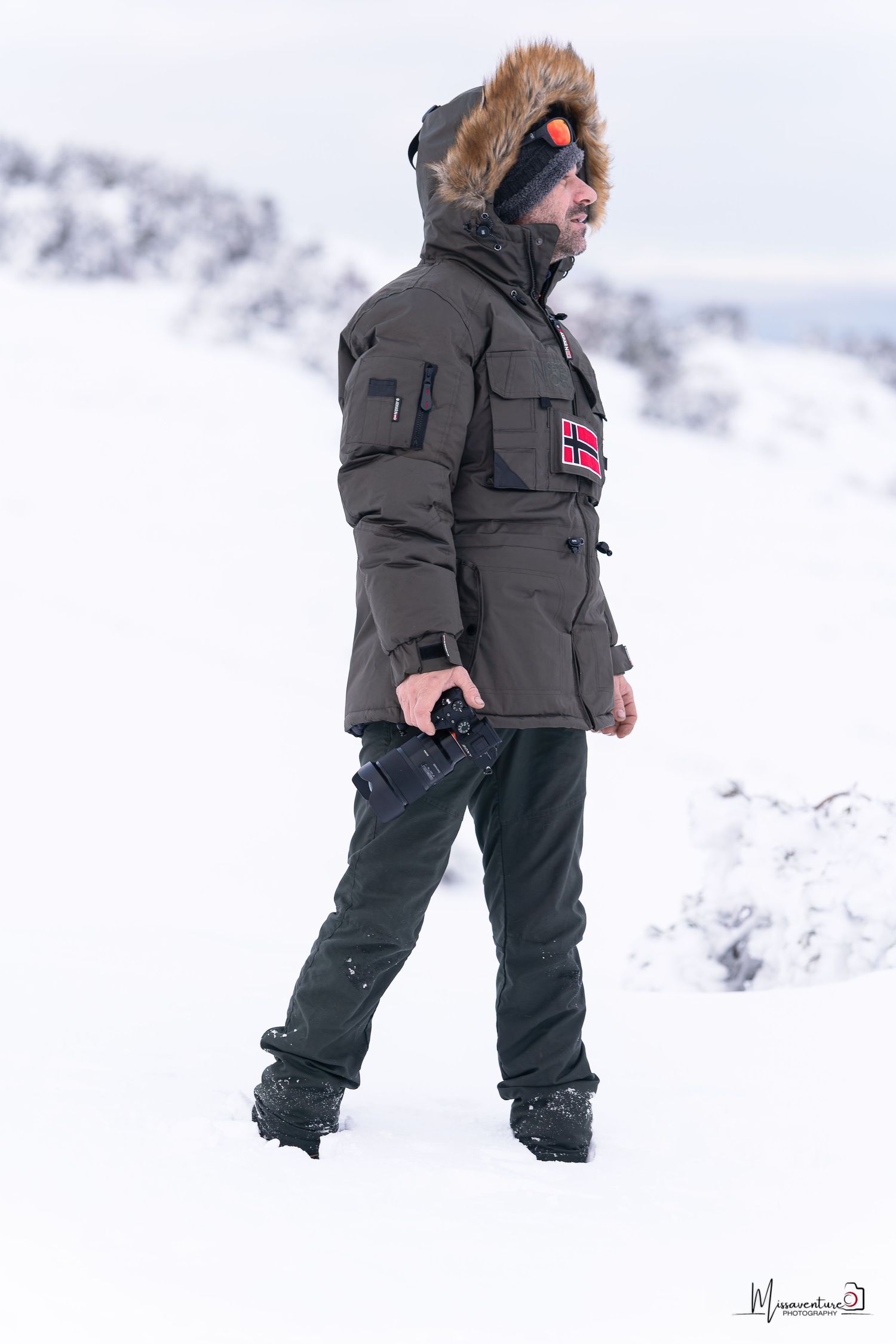 PHOTOGRAPHE CANIN, FÉLIN & PORTRAIT dans le Var (83).
Portrait d'un homme dans la neige, en tenue d'hiver, qui tiens un appareil style edito