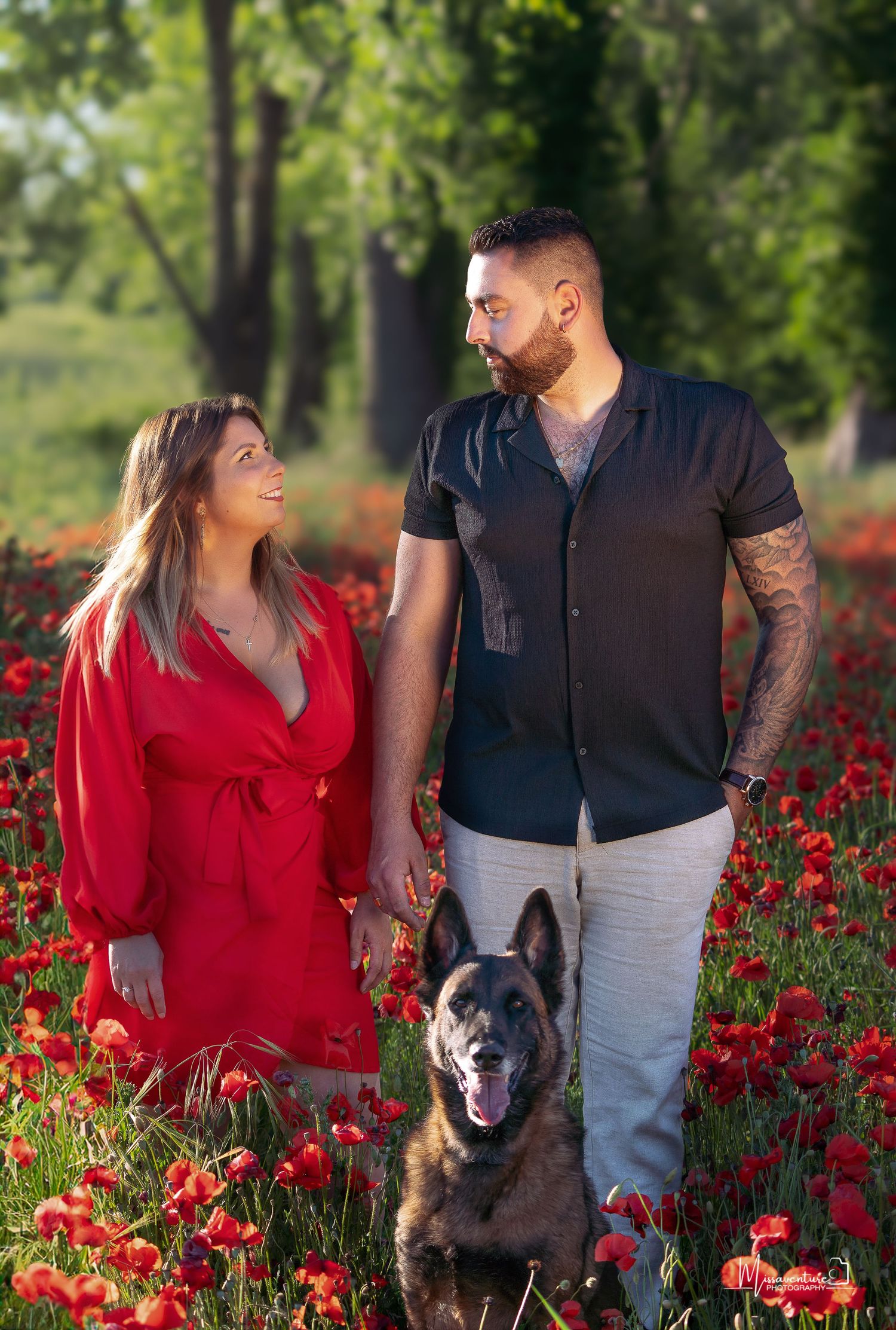 PHOTOGRAPHE DANS LE VAR (83) FORCALQUEIRET (photographe pour chiens, chats)
Couple dans les coquelicots avec leur chien