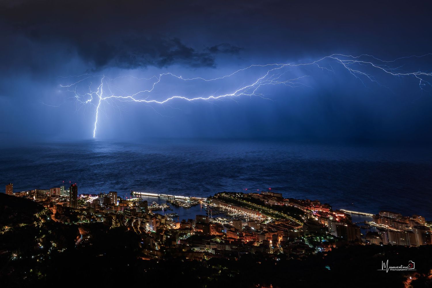 PHOTOGRAPHE DANS LE VAR (83) FORCALQUEIRET (photographe voyages et paysages) foudre puissante impact en mer, Monaco